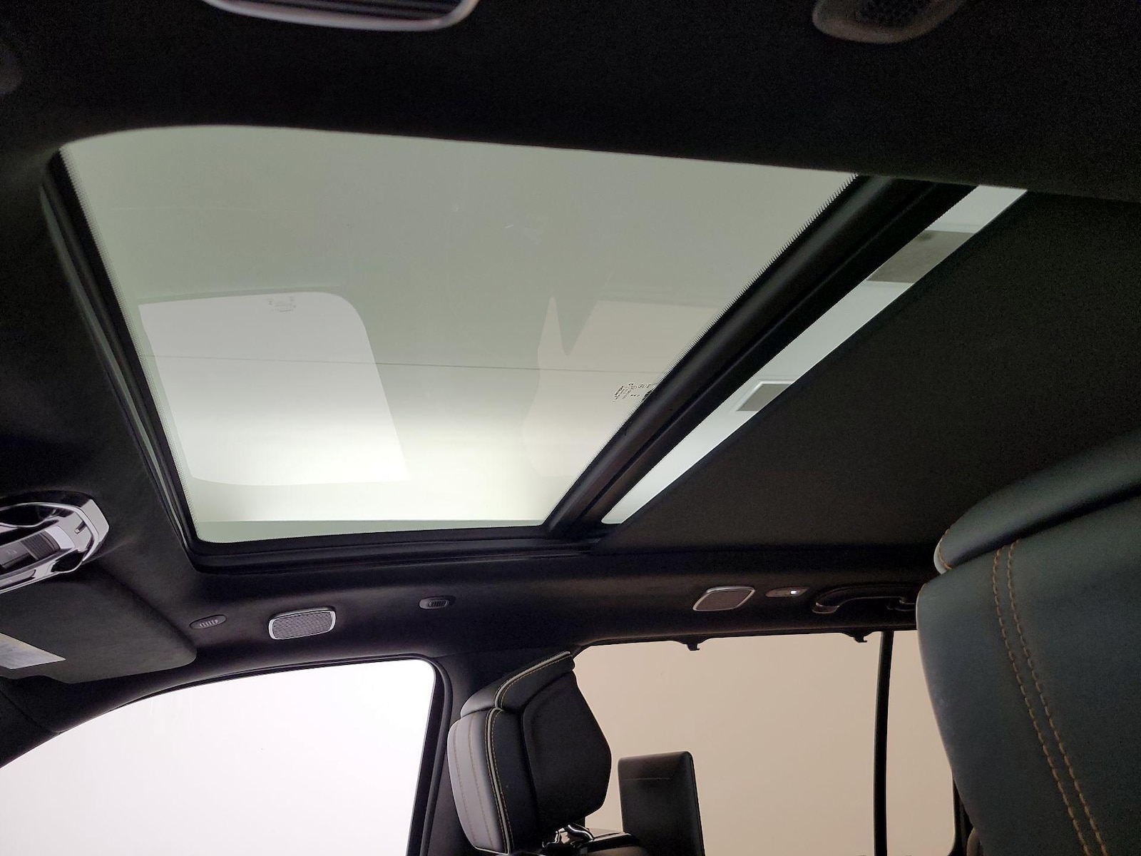 Panoramic Sunroof & Skylight(s)