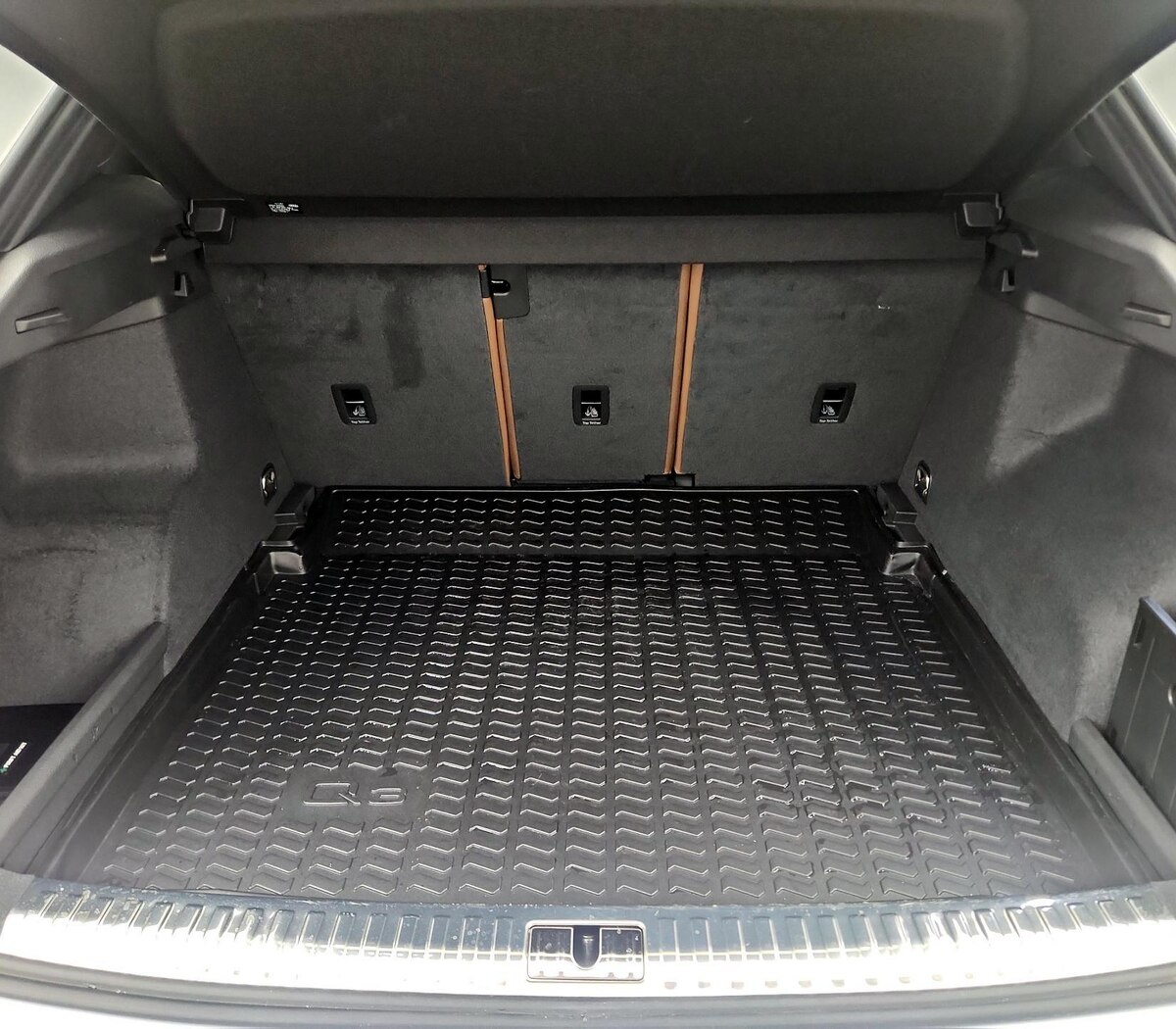 Trunk/Cargo (Seats Up)