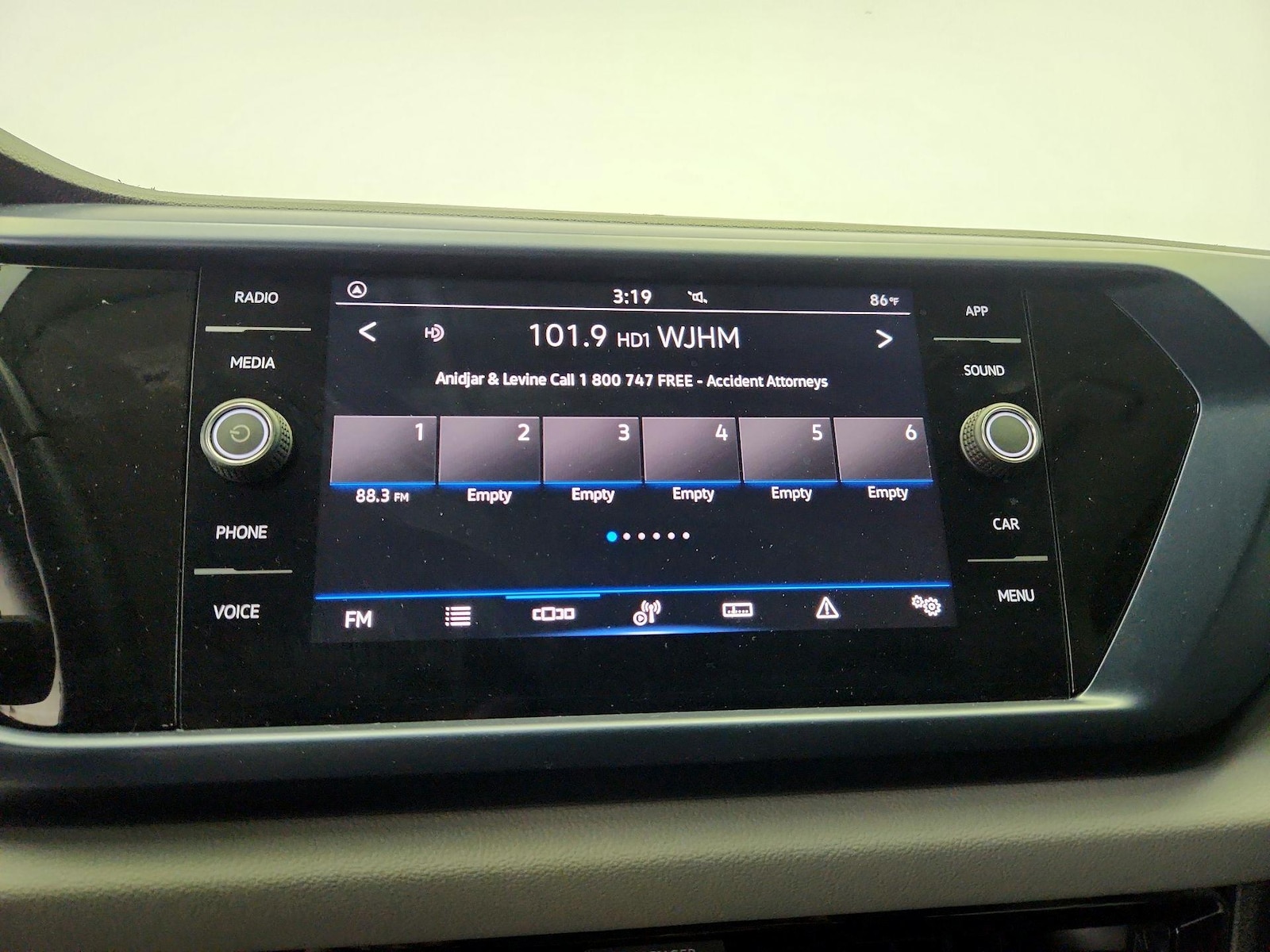 2023 Volkswagen Taos SE - Photo 16