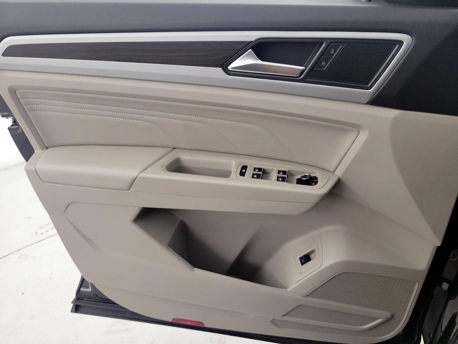 2023 Volkswagen Atlas SE w/Tech - Photo 13