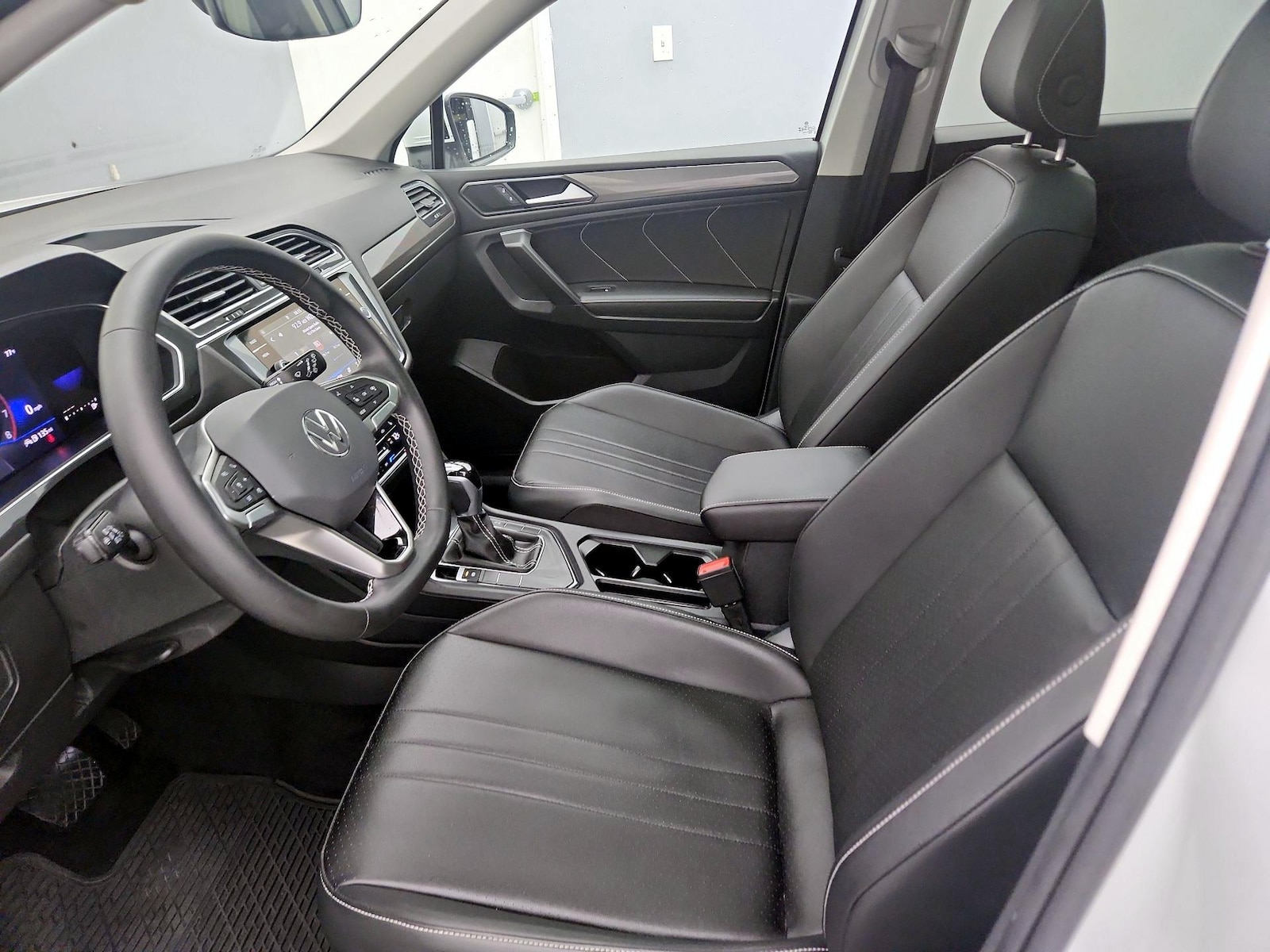 2023 Volkswagen Tiguan SE - Photo 12