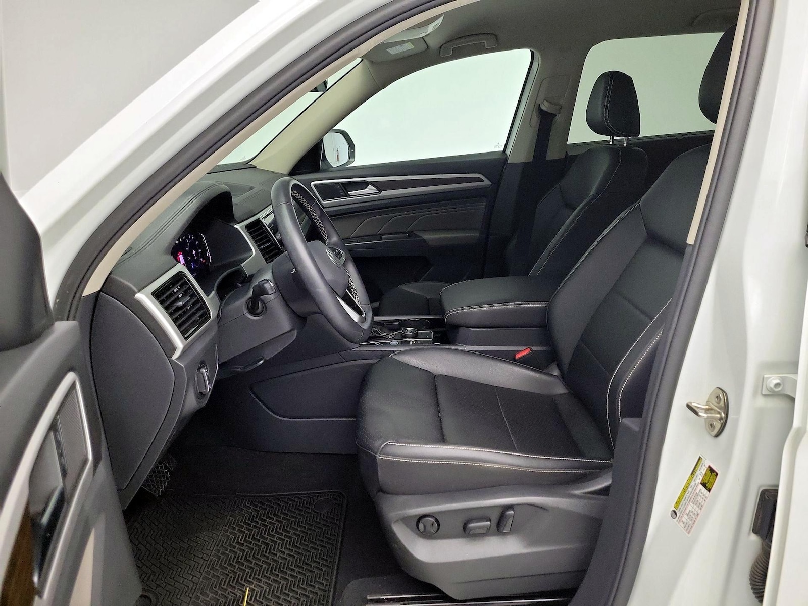 2023 Volkswagen Atlas SE w/Tech - Photo 12