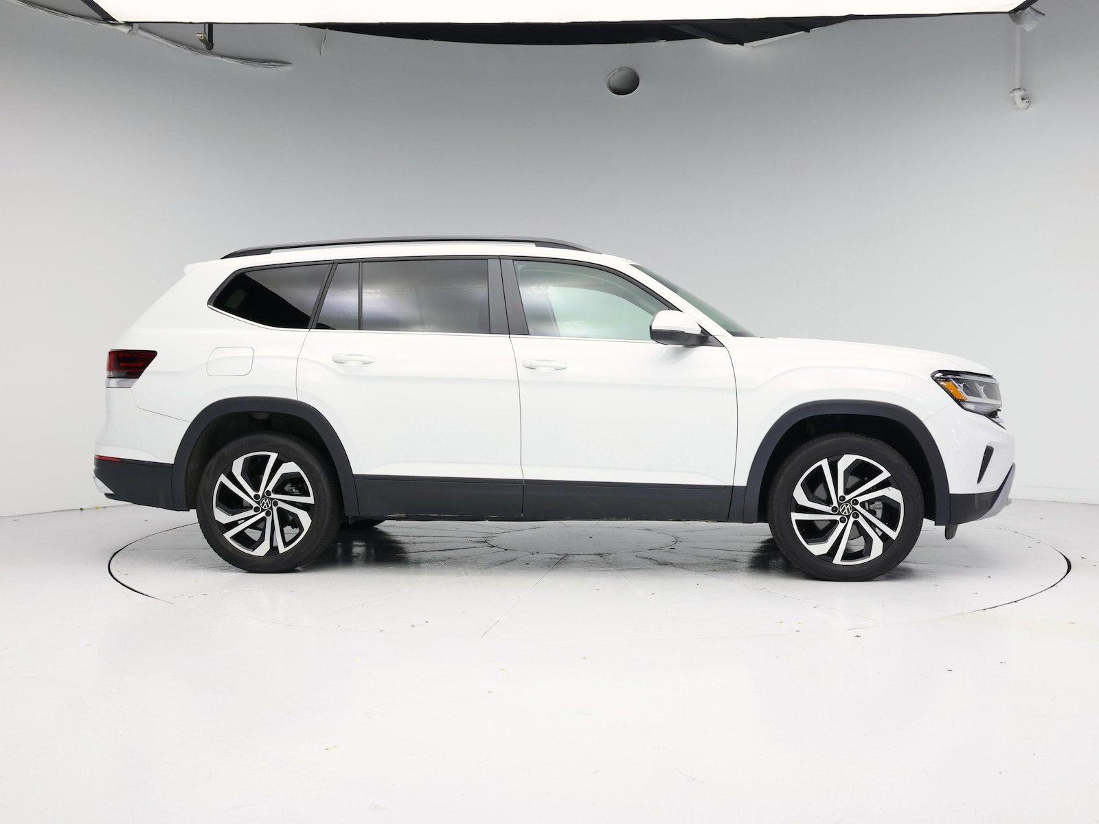 2023 Volkswagen Atlas SE w/Tech - Photo 8
