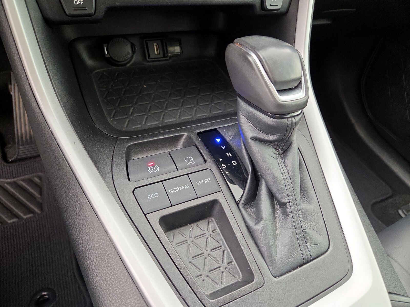 2021 Toyota RAV4 XLE Premium - Photo 18