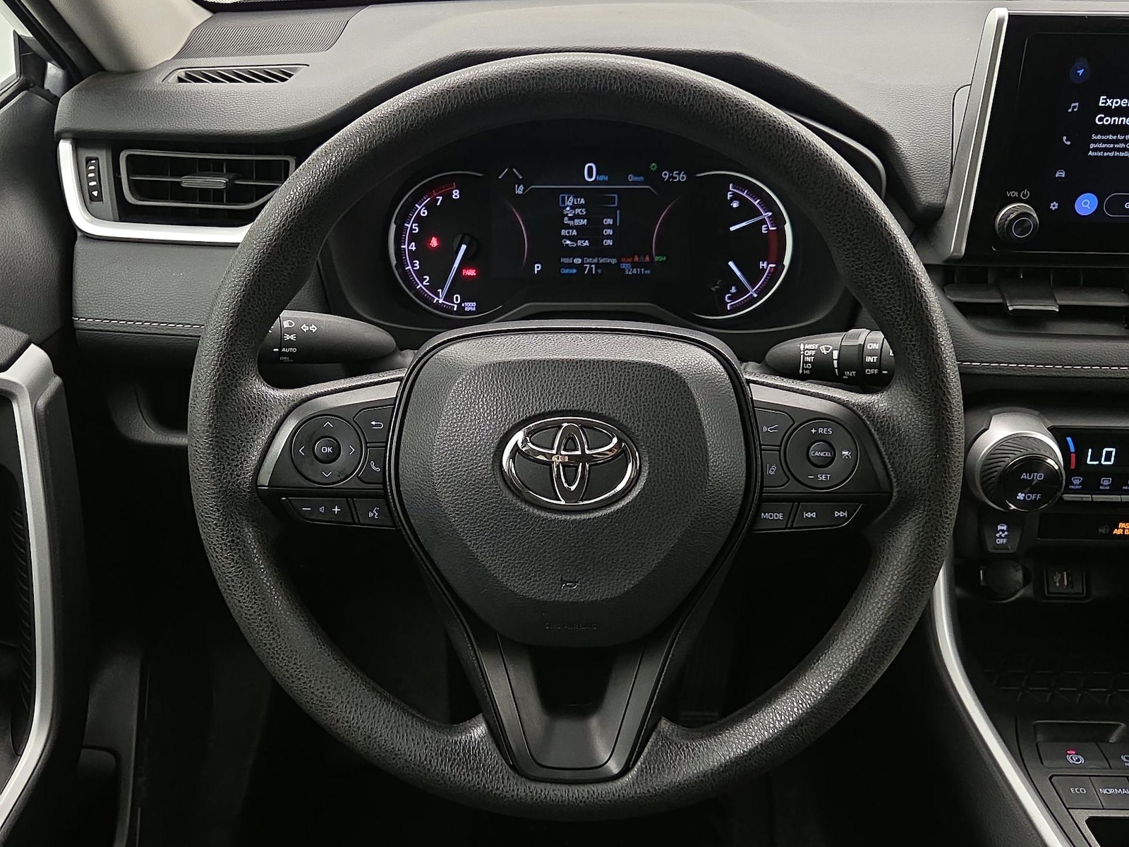 2025 Toyota RAV4 XLE - Photo 11