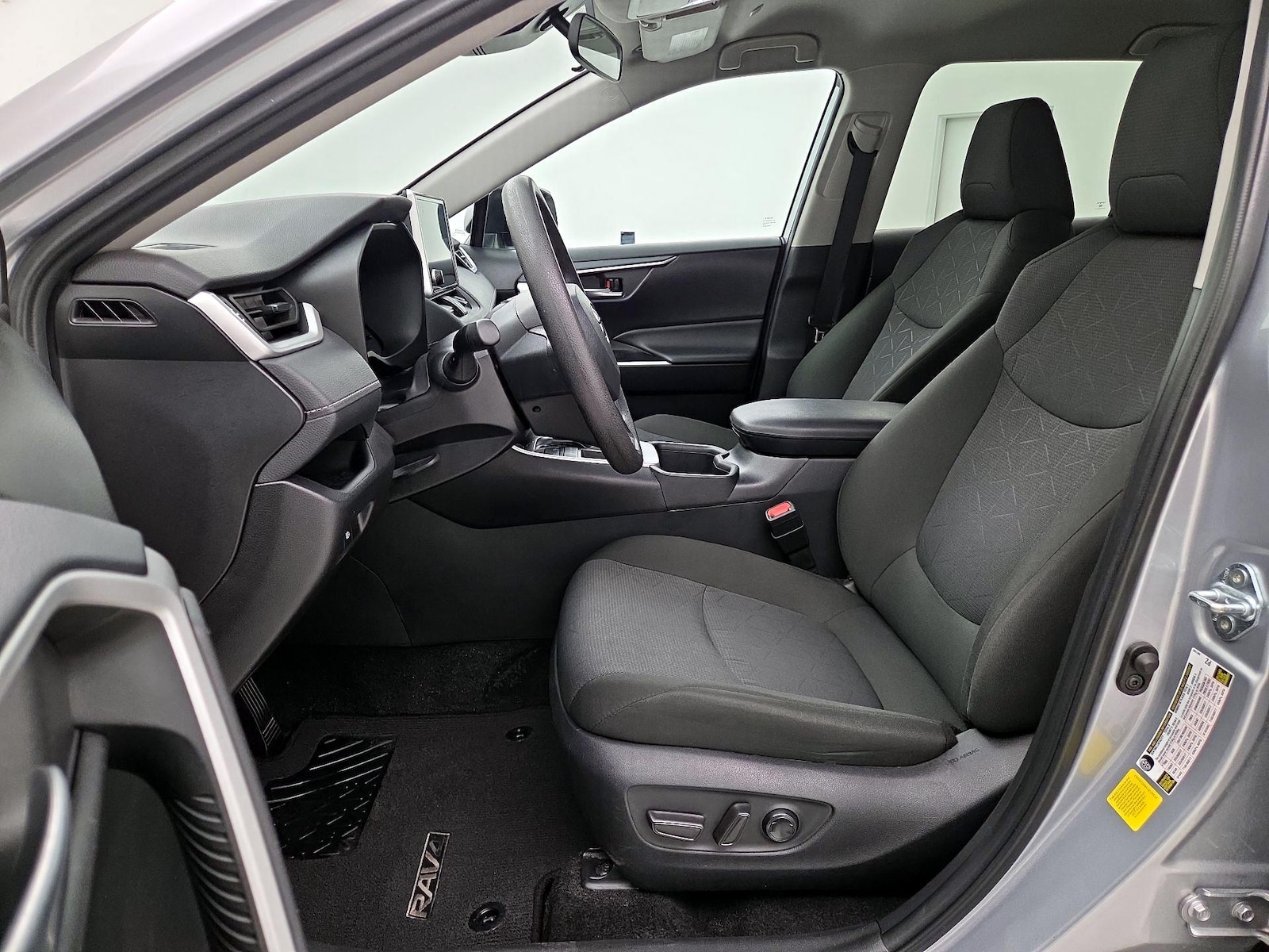 2025 Toyota RAV4 XLE - Photo 12