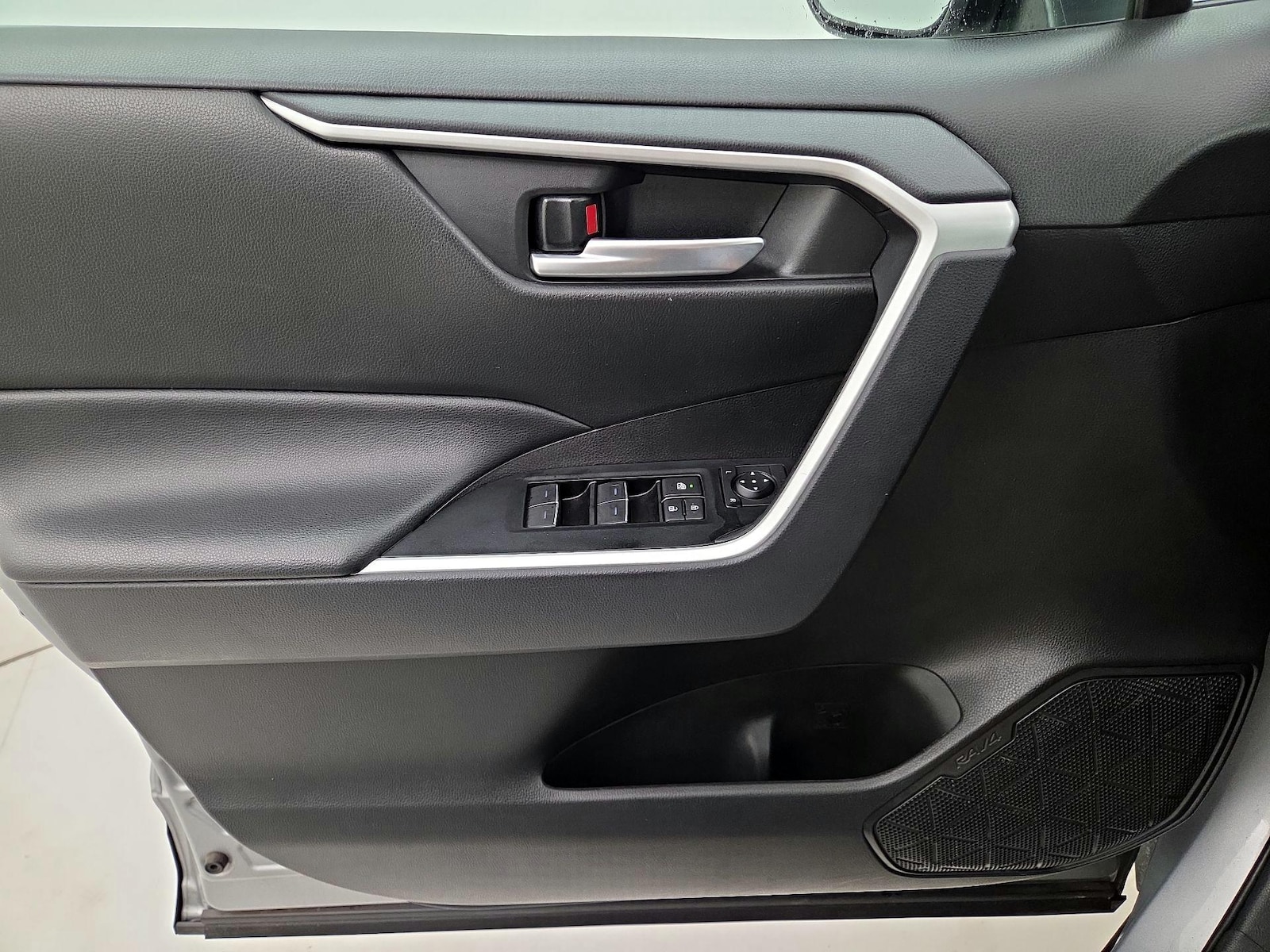 2025 Toyota RAV4 XLE - Photo 13