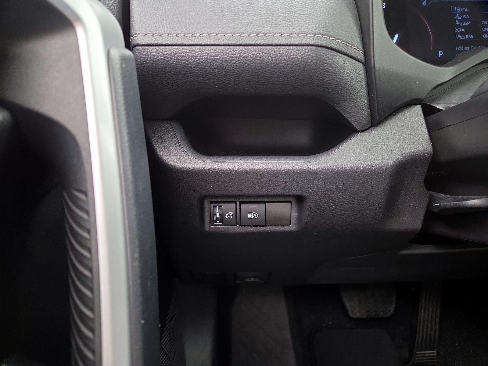 2025 Toyota RAV4 XLE - Photo 14