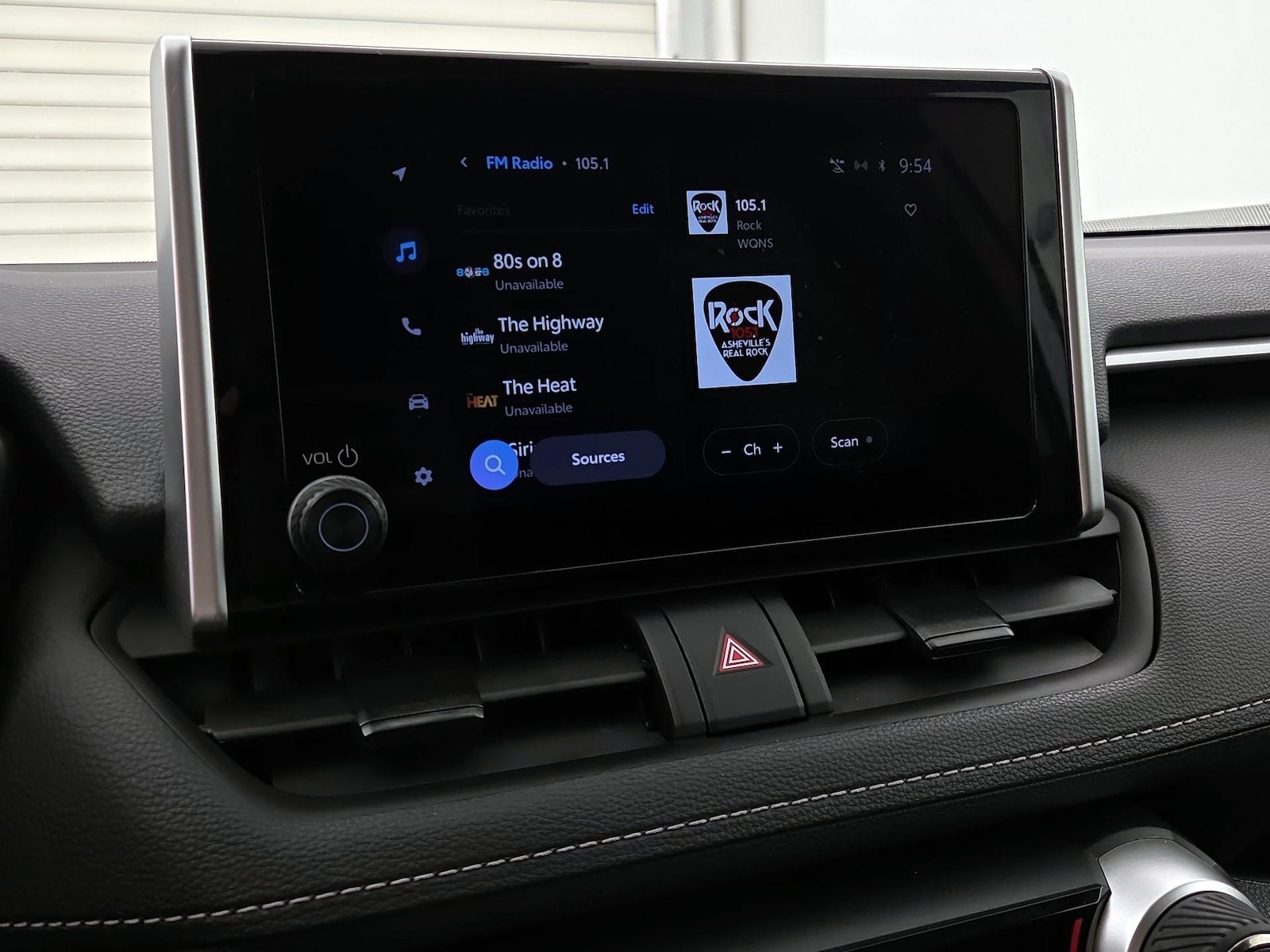 2025 Toyota RAV4 XLE - Photo 16