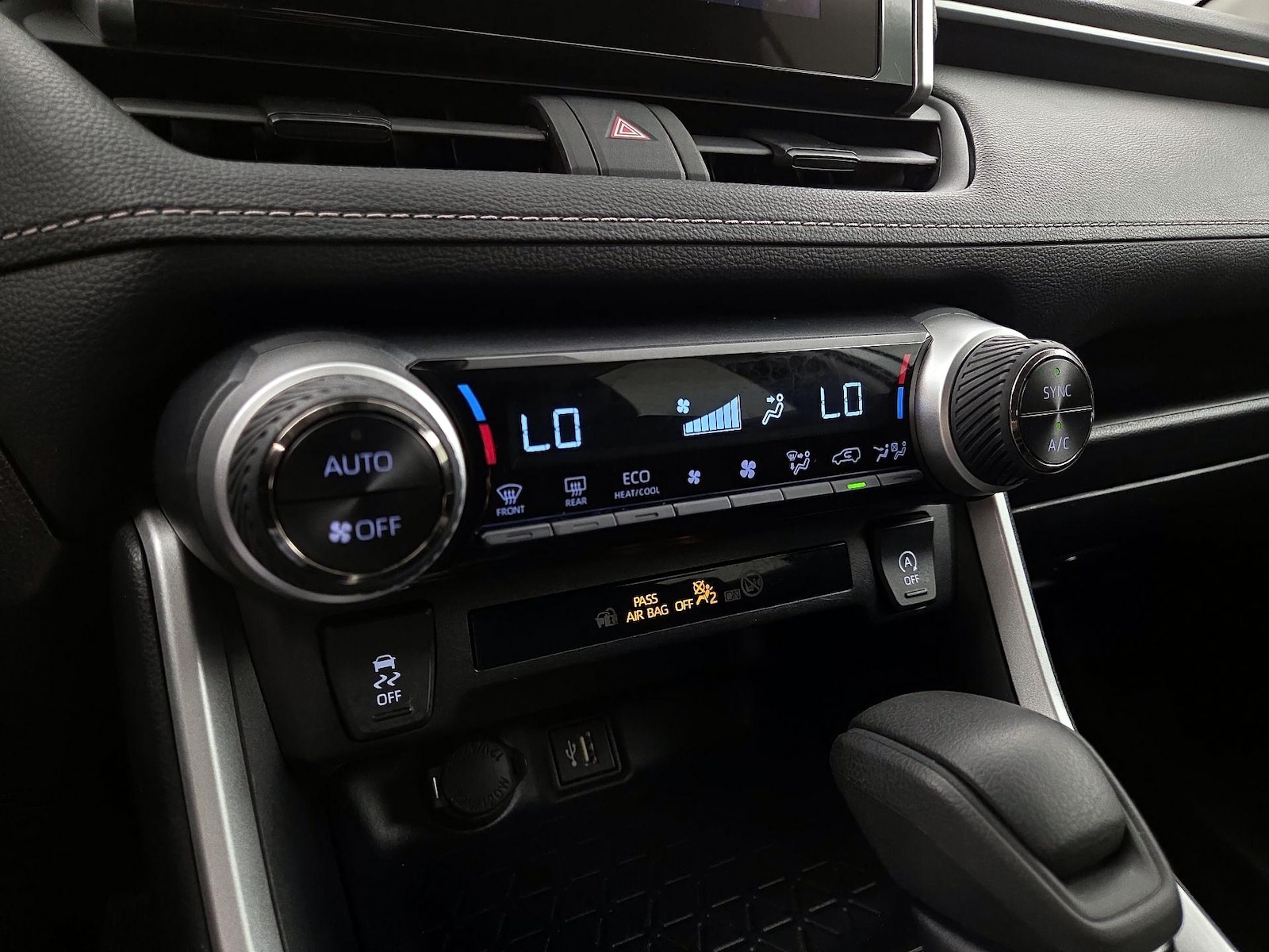 2025 Toyota RAV4 XLE - Photo 17
