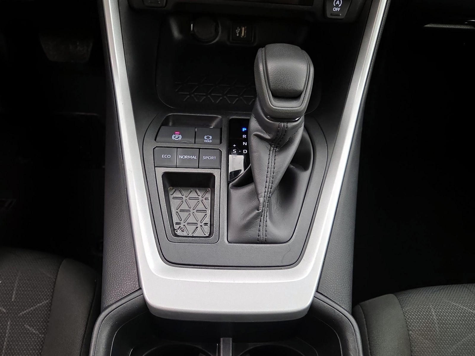 2025 Toyota RAV4 XLE - Photo 18