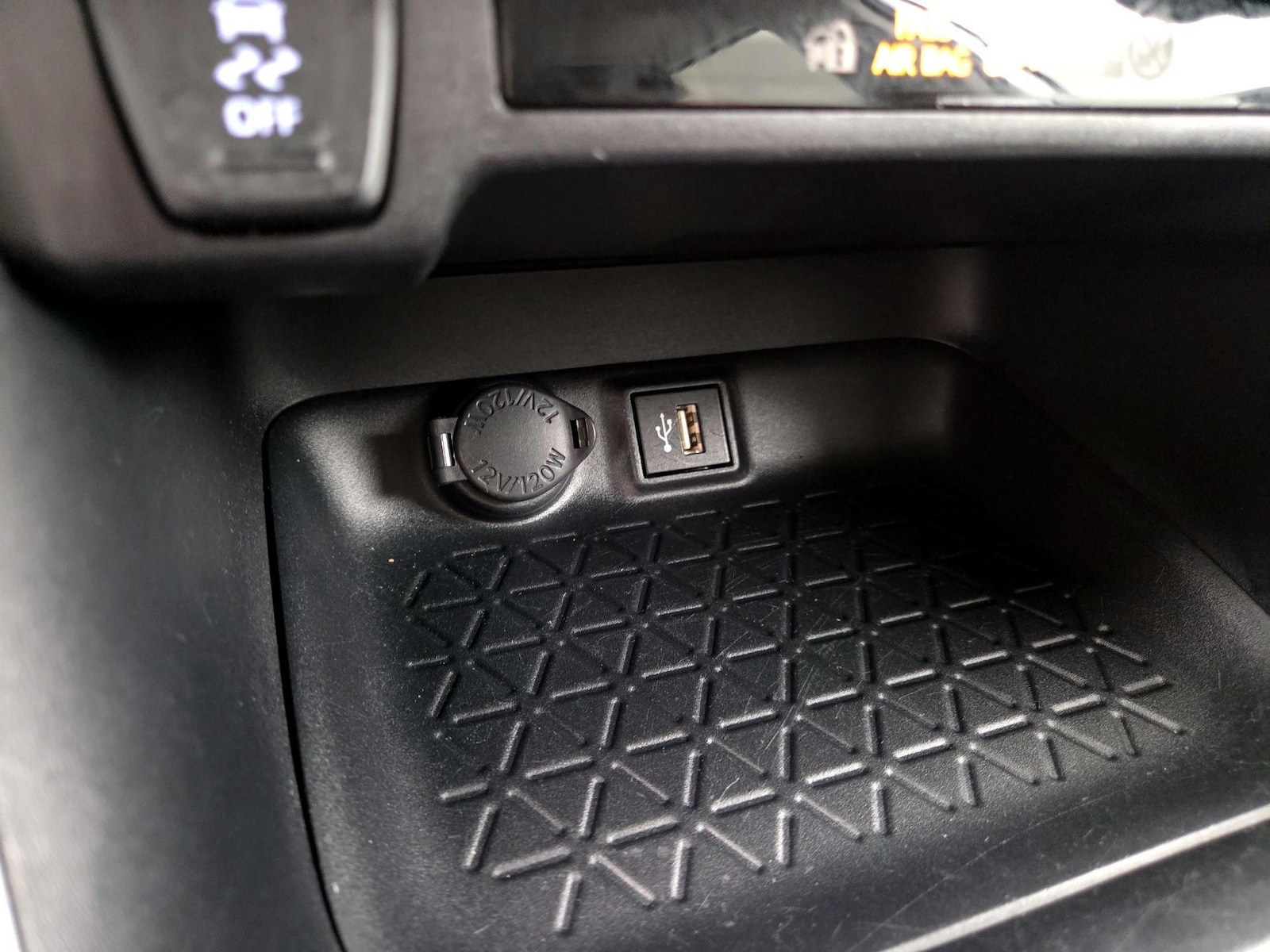 2025 Toyota RAV4 XLE - Photo 19