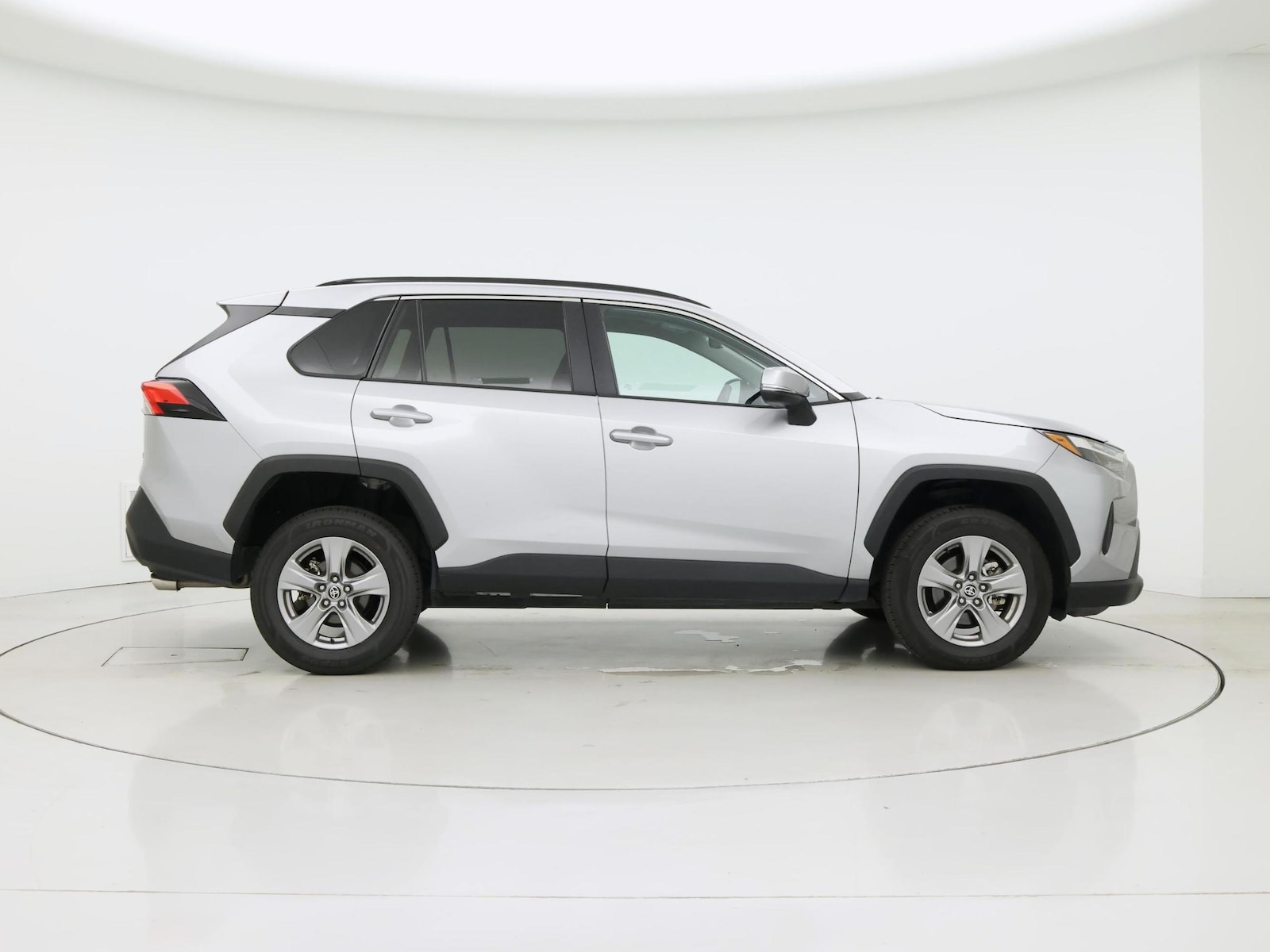 2025 Toyota RAV4 XLE - Photo 8