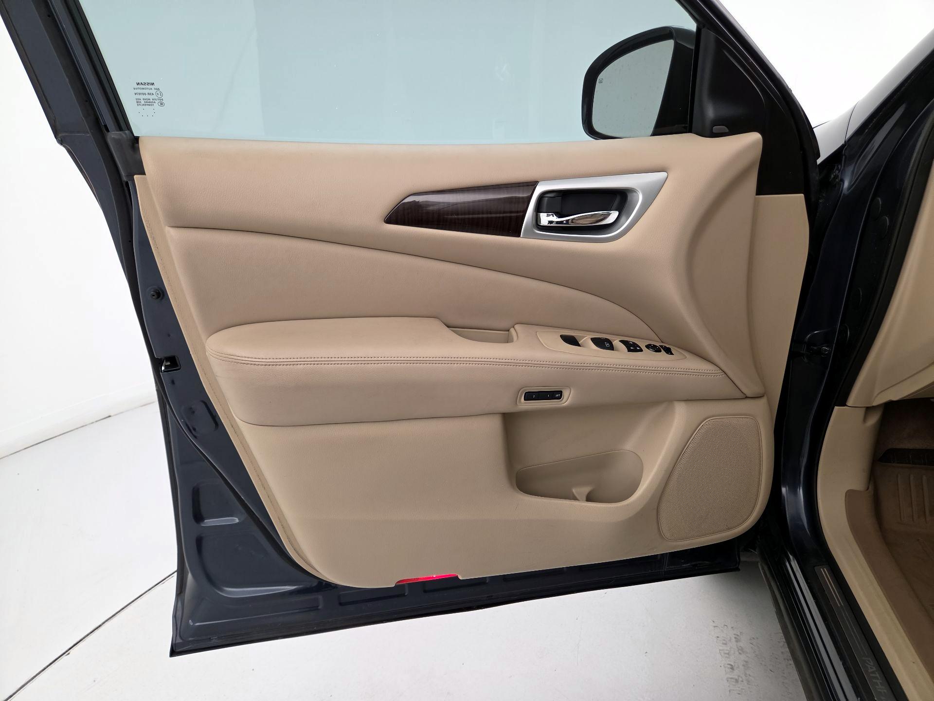 Thumbnail: 2015 Nissan Pathfinder - 12
