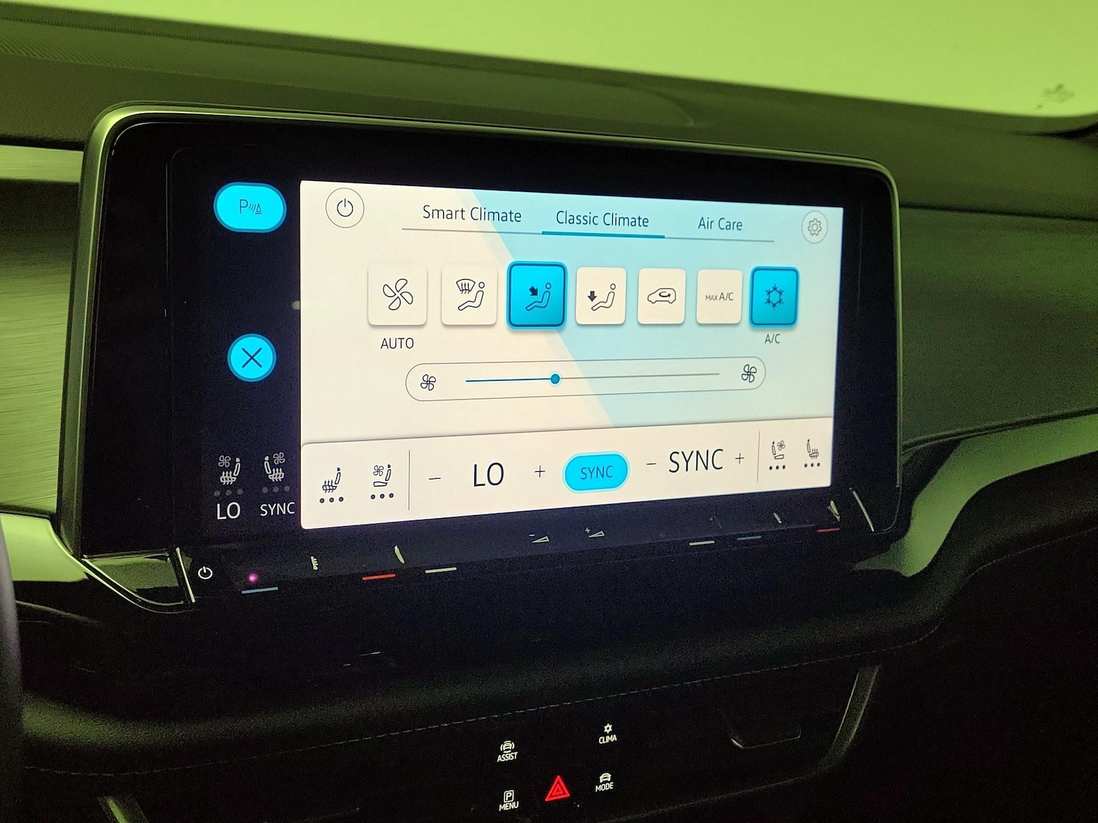2024 Volkswagen Atlas Cross Sport SE w/Tech - Photo 17