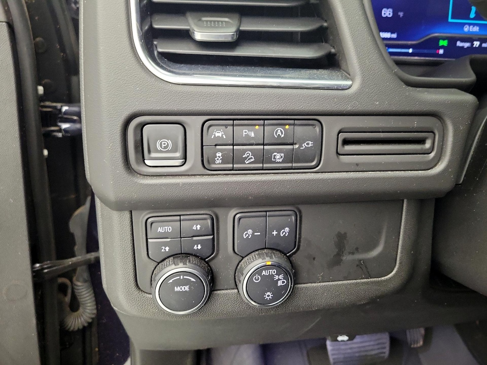 2022 Chevrolet Suburban Z71 - Photo 14