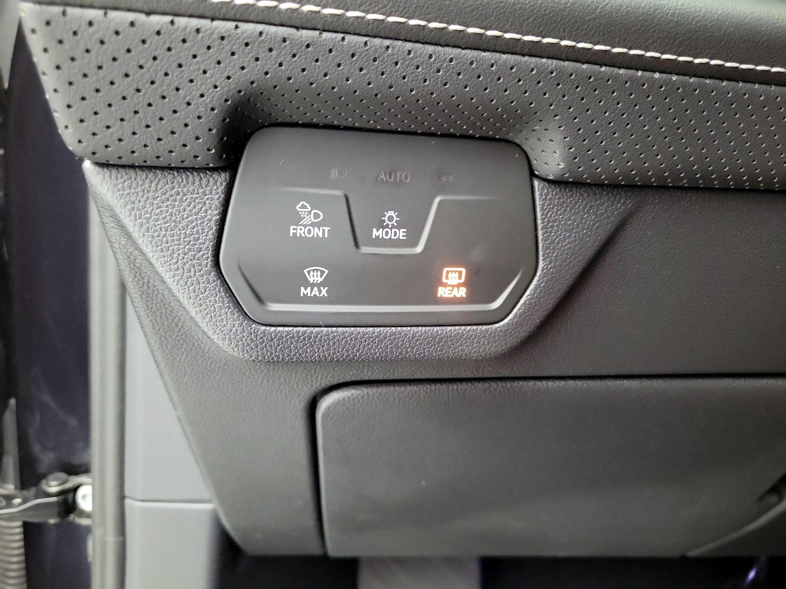 2025 Volkswagen Atlas Cross Sport SE w/Tech - Photo 14