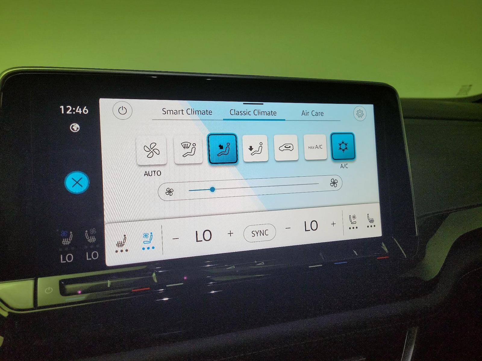 2025 Volkswagen Atlas Cross Sport SE w/Tech - Photo 17