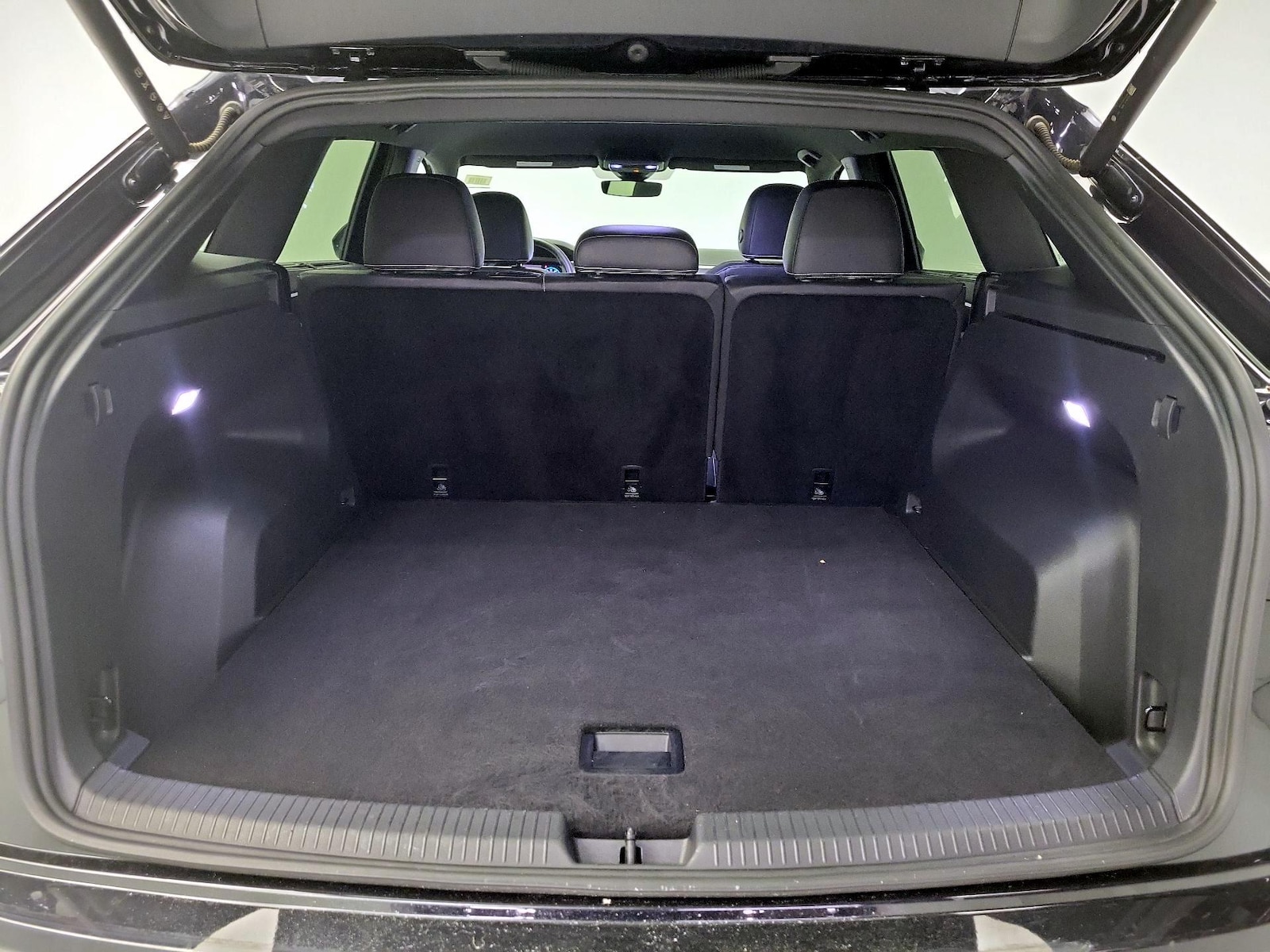 2025 Volkswagen Atlas Cross Sport SE w/Tech - Photo 21