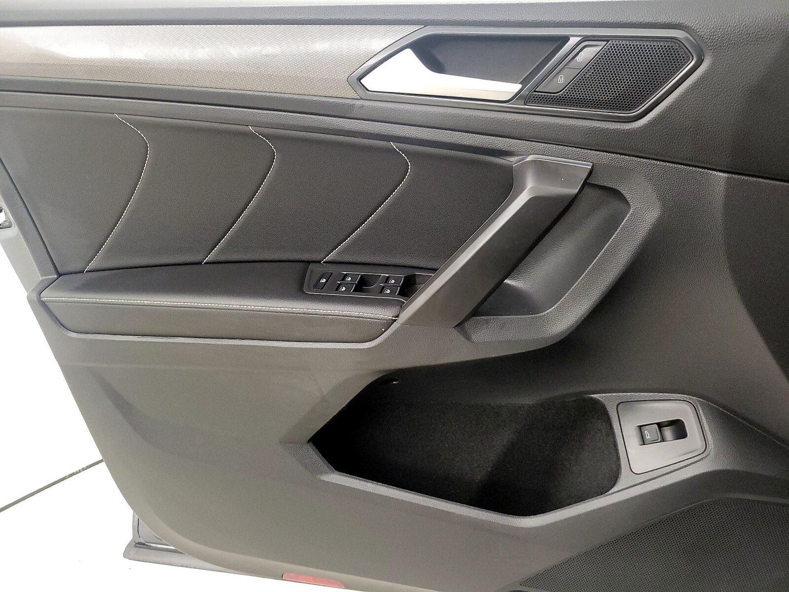 2022 Volkswagen Tiguan SE - Photo 13