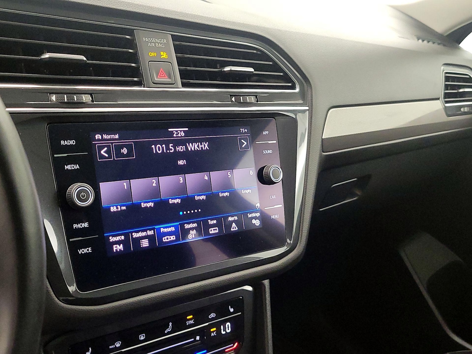 2022 Volkswagen Tiguan SE - Photo 16