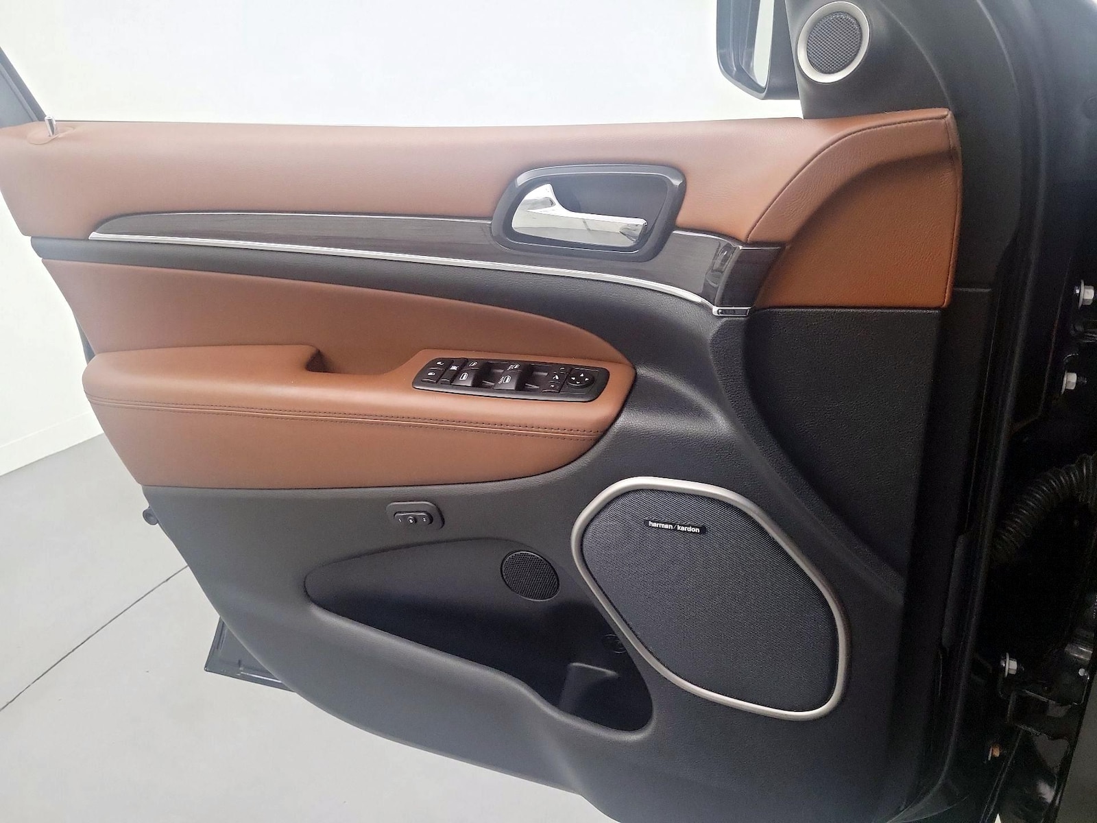 2020 Jeep Grand Cherokee Overland - Photo 11