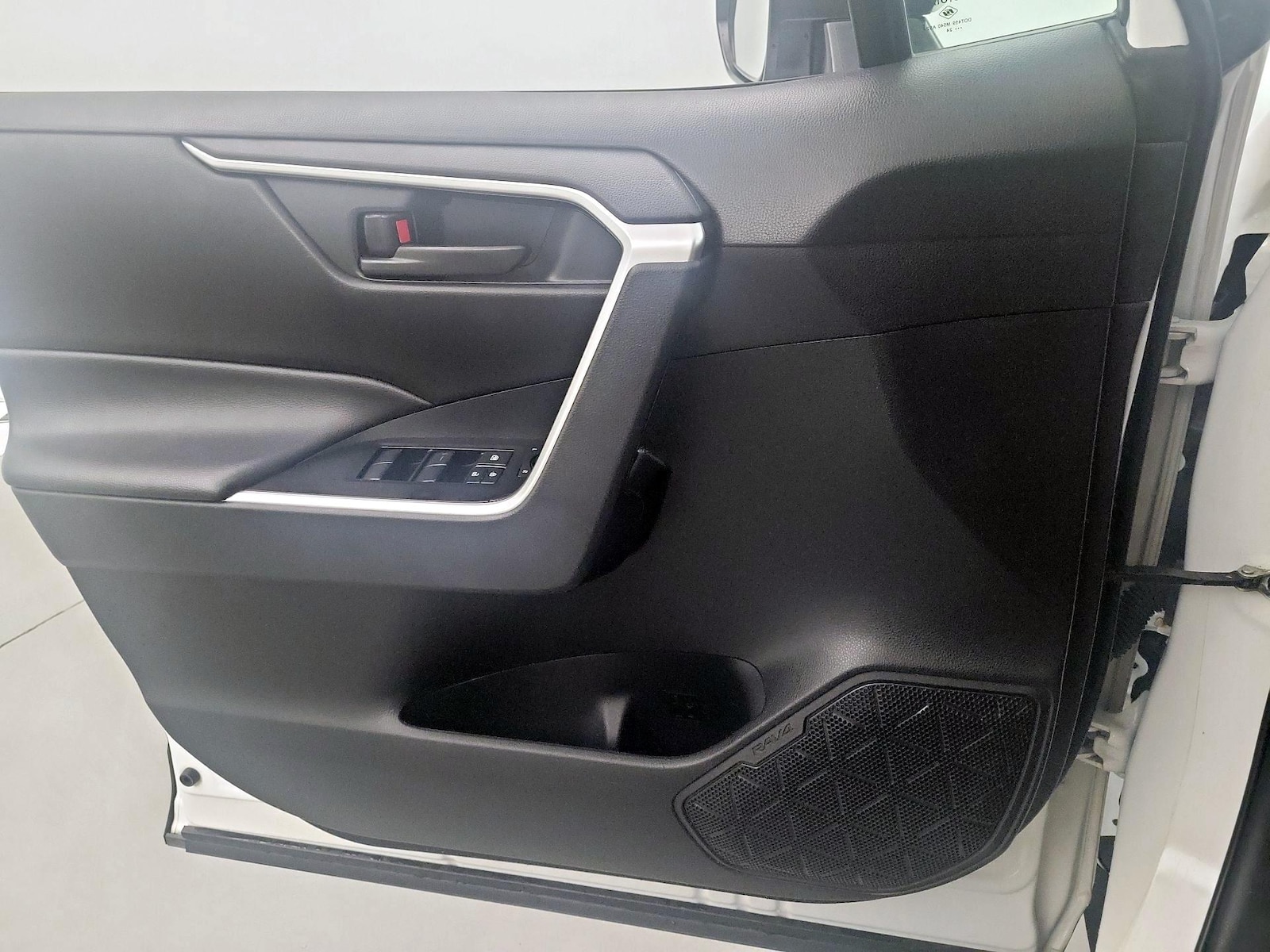 2024 Toyota RAV4 LE - Photo 11
