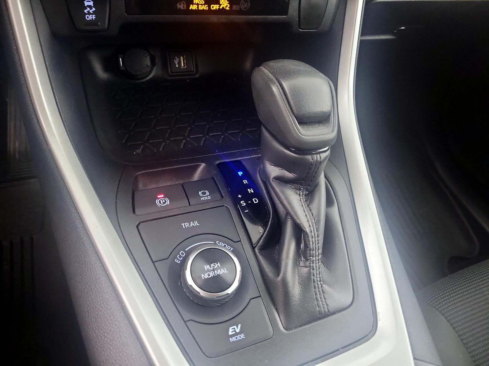 2024 Toyota RAV4 LE - Photo 15