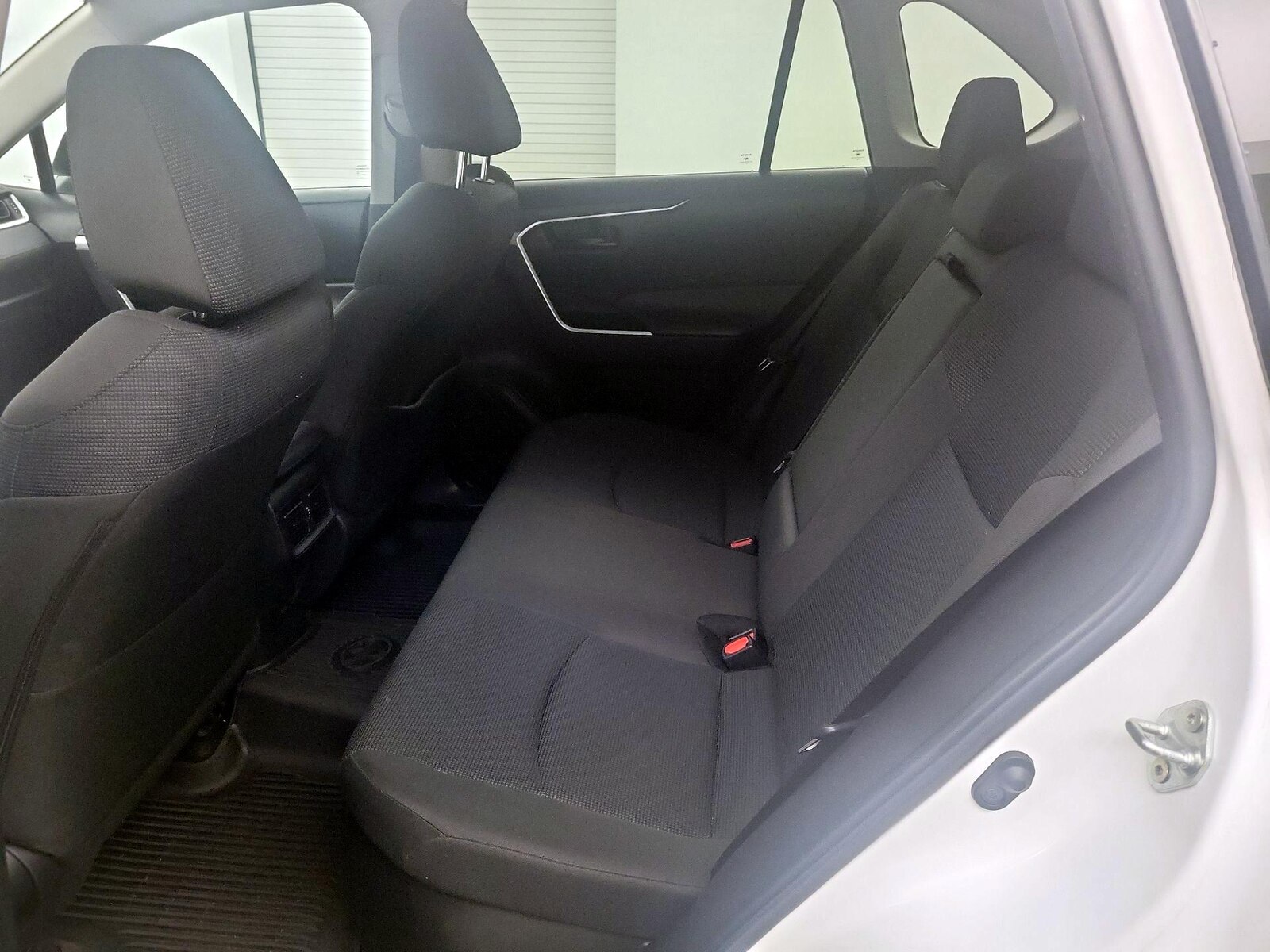 2024 Toyota RAV4 LE - Photo 17
