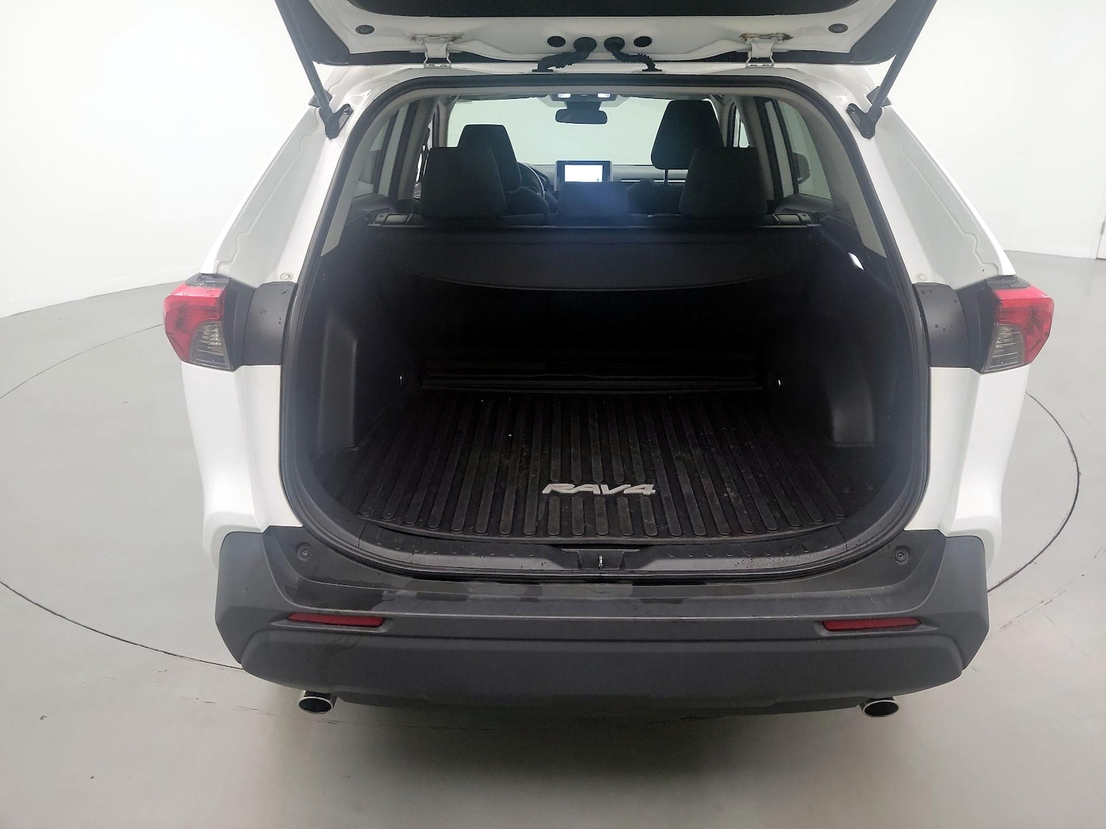 2024 Toyota RAV4 LE - Photo 18