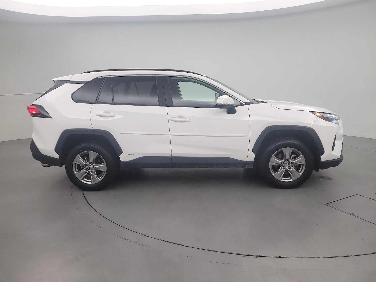 2024 Toyota RAV4 LE - Photo 4