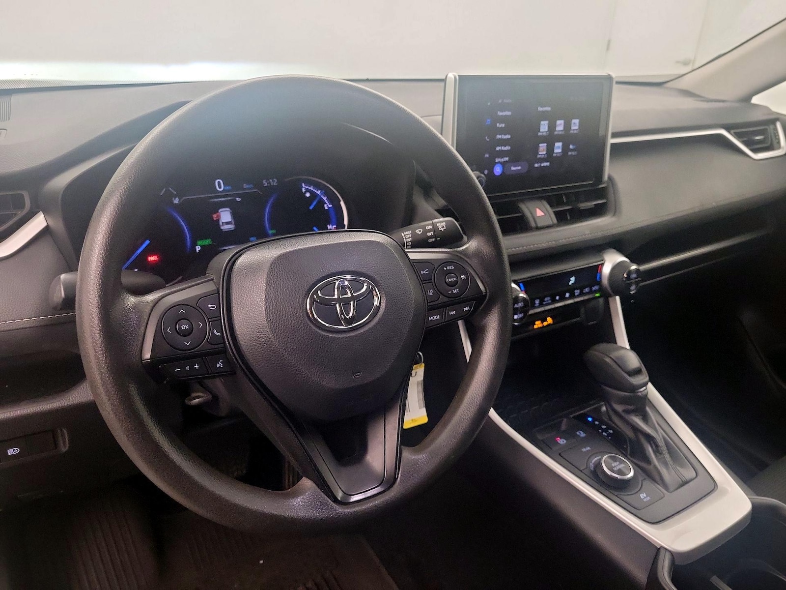 2024 Toyota RAV4 LE - Photo 8