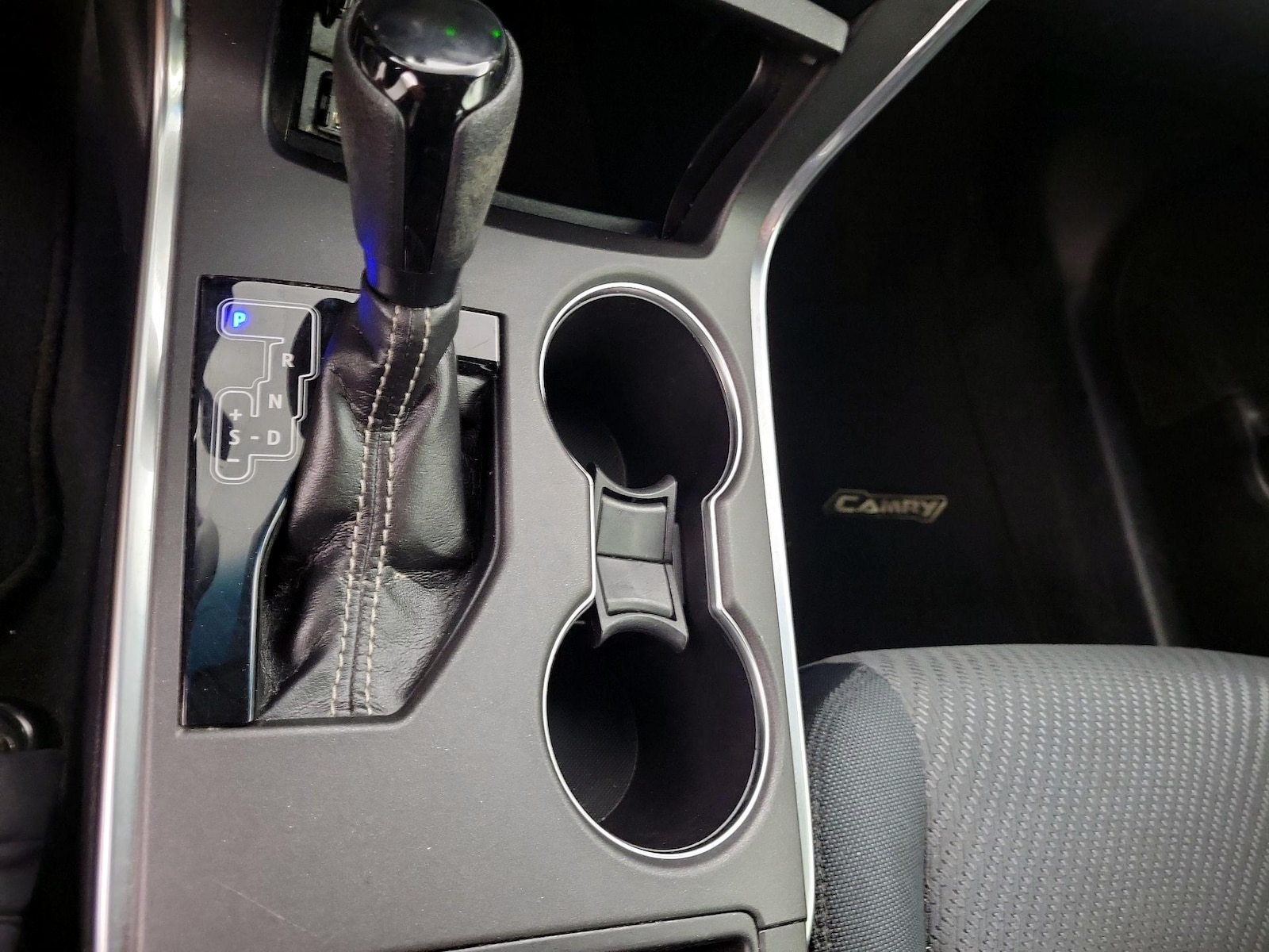 2017 Toyota Camry LE - Photo 16