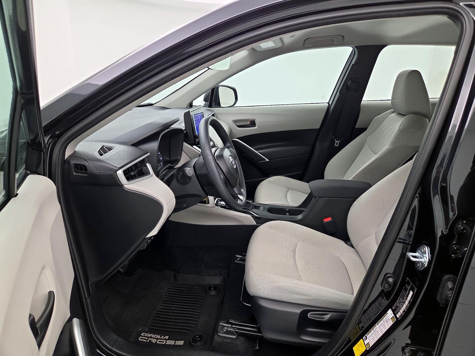 2025 Toyota Corolla Cross L - Photo 12