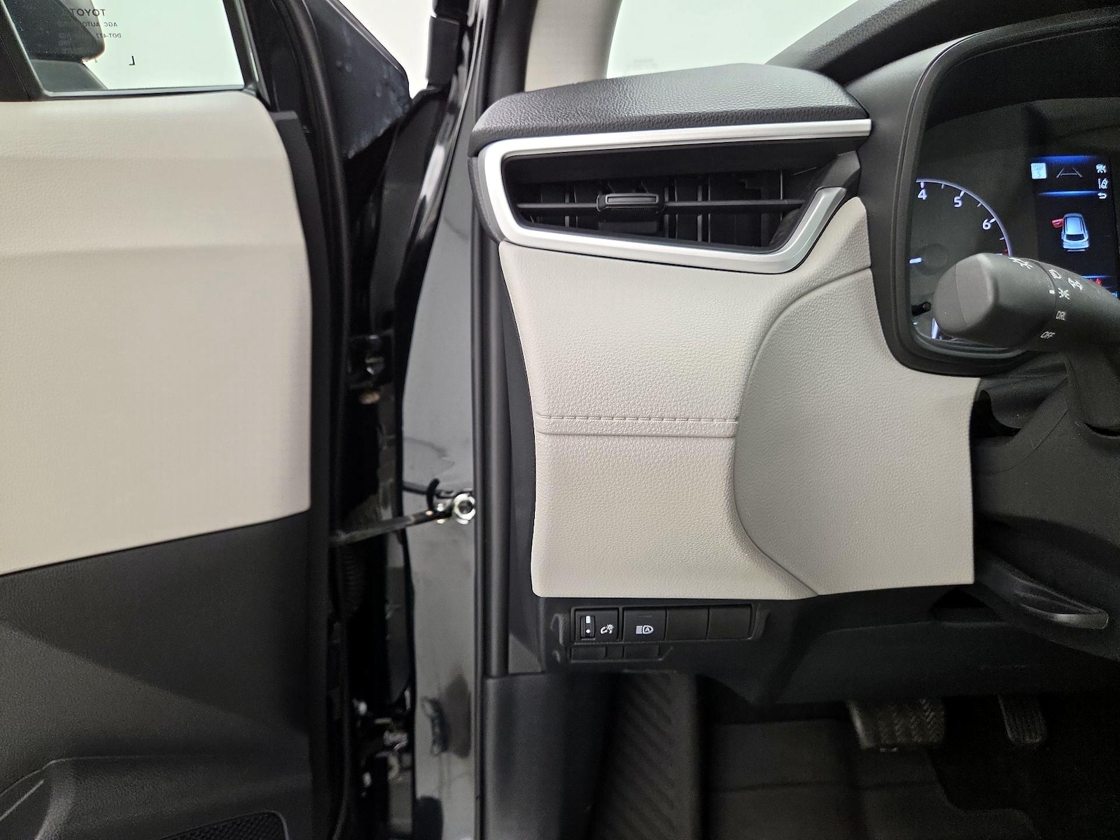 2025 Toyota Corolla Cross L - Photo 14
