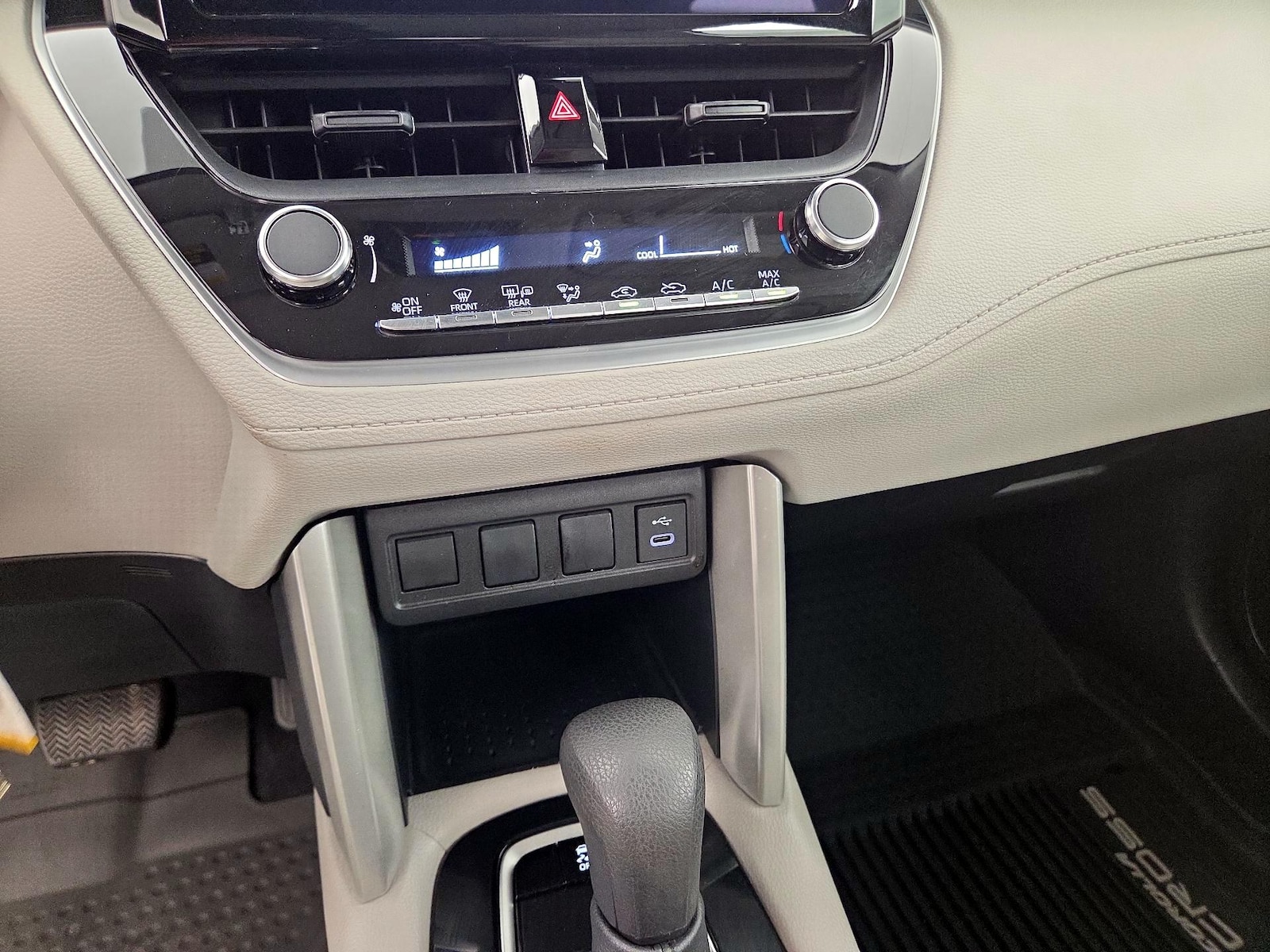2025 Toyota Corolla Cross L - Photo 17
