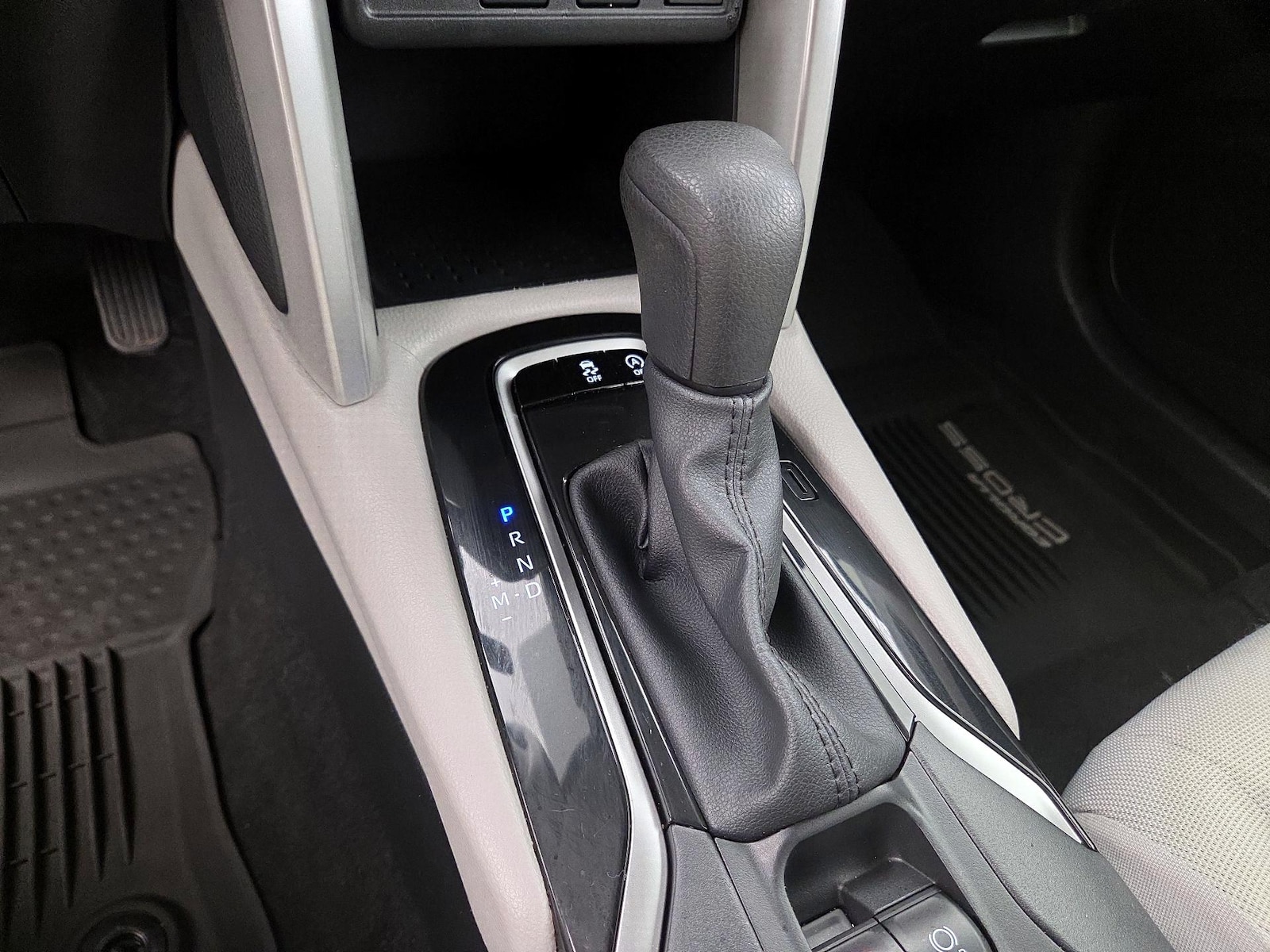 2025 Toyota Corolla Cross L - Photo 18