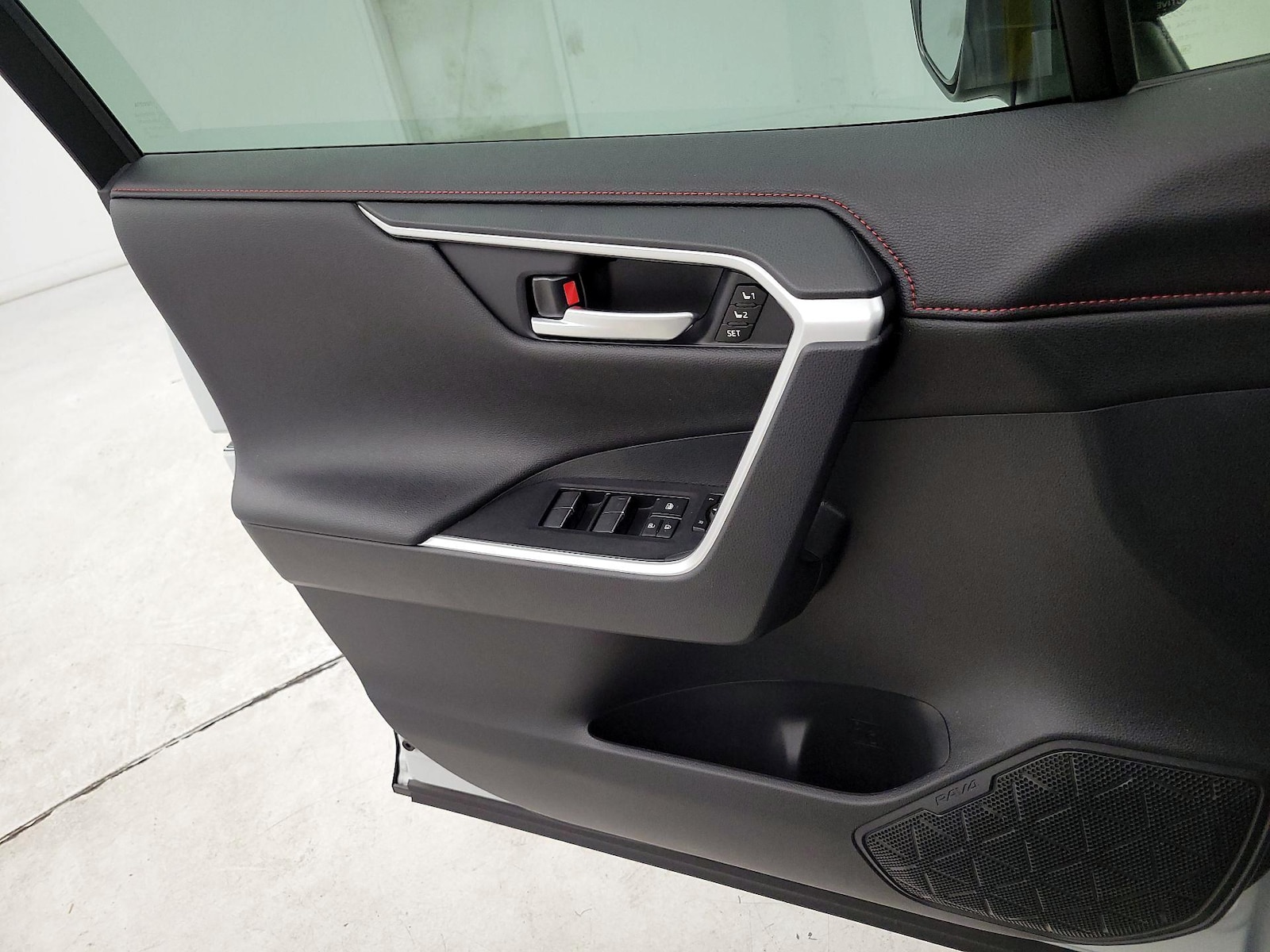 2025 Toyota RAV4 XSE - Photo 13