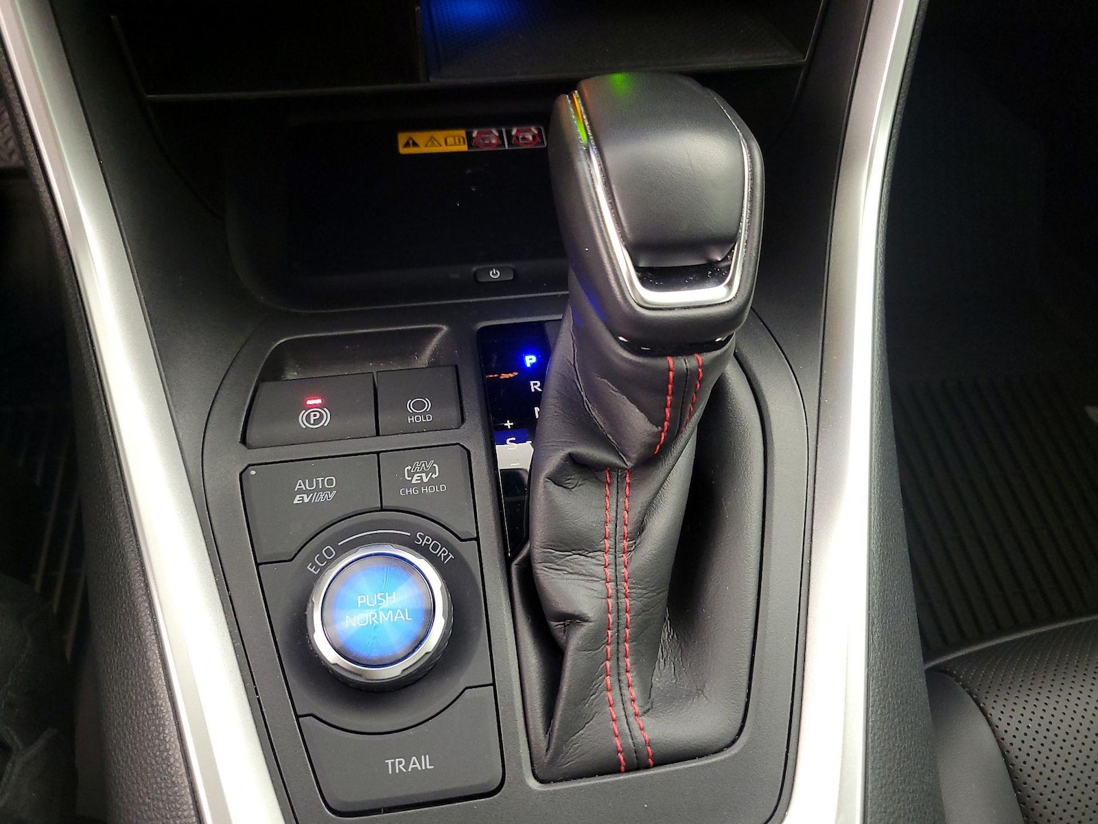 2025 Toyota RAV4 XSE - Photo 18
