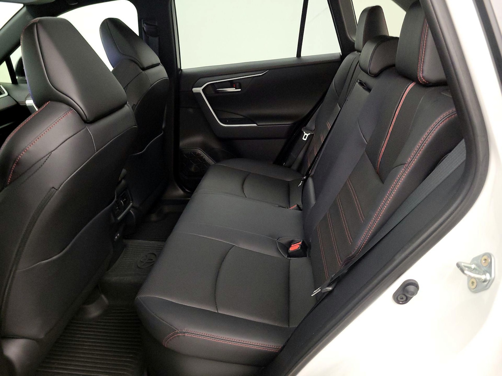 2025 Toyota RAV4 XSE - Photo 20