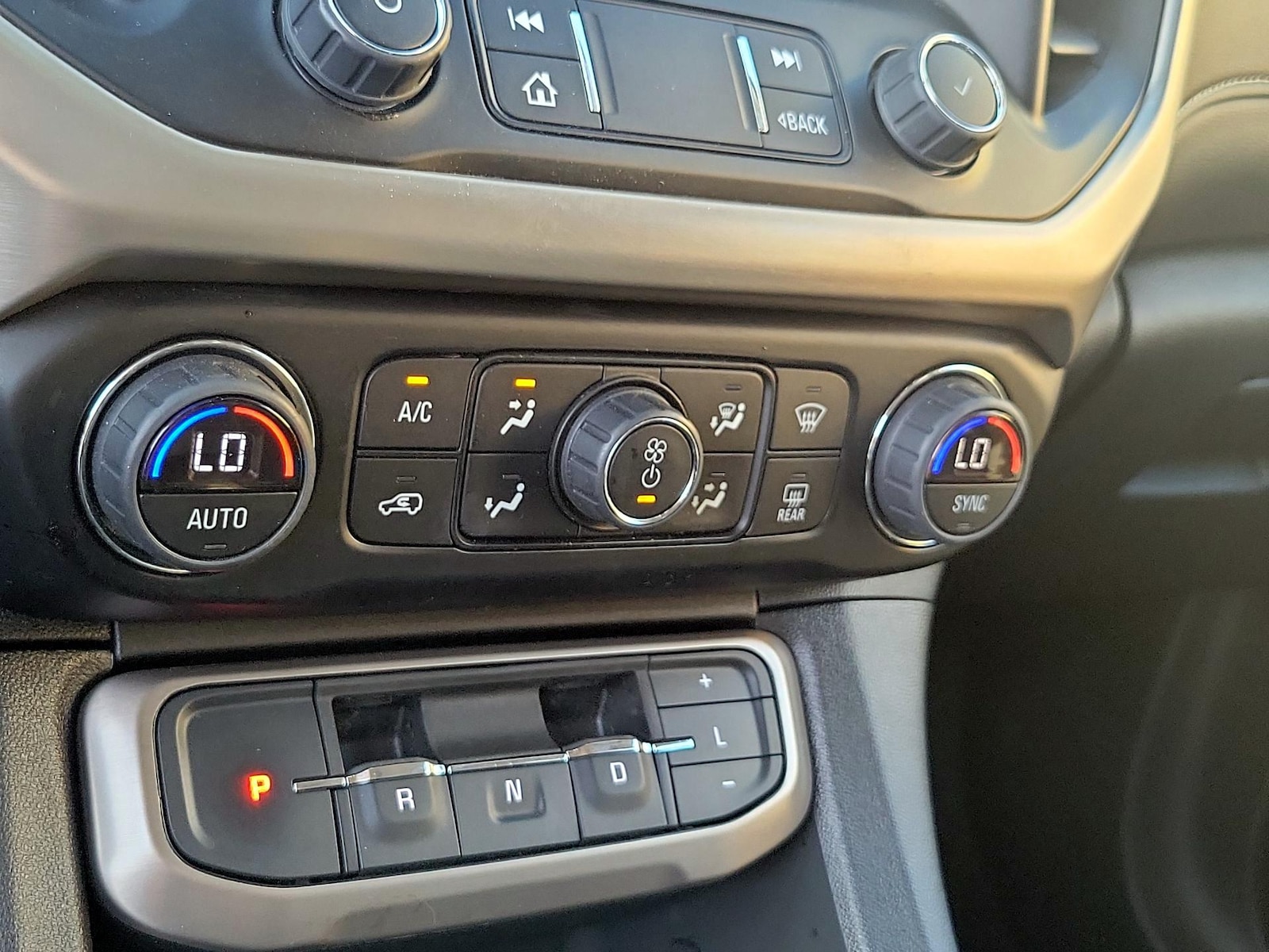 2023 GMC Acadia Denali - Photo 18