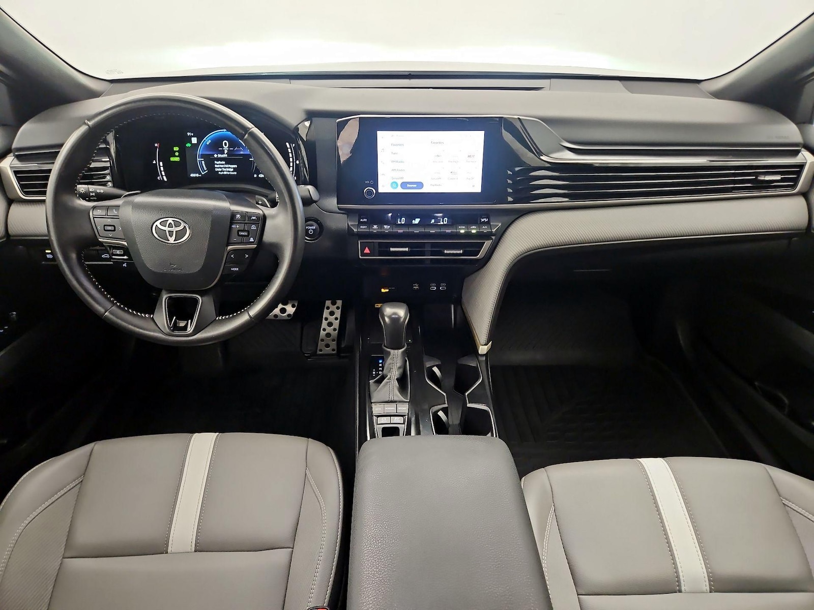 2025 Toyota Camry SE - Photo 10