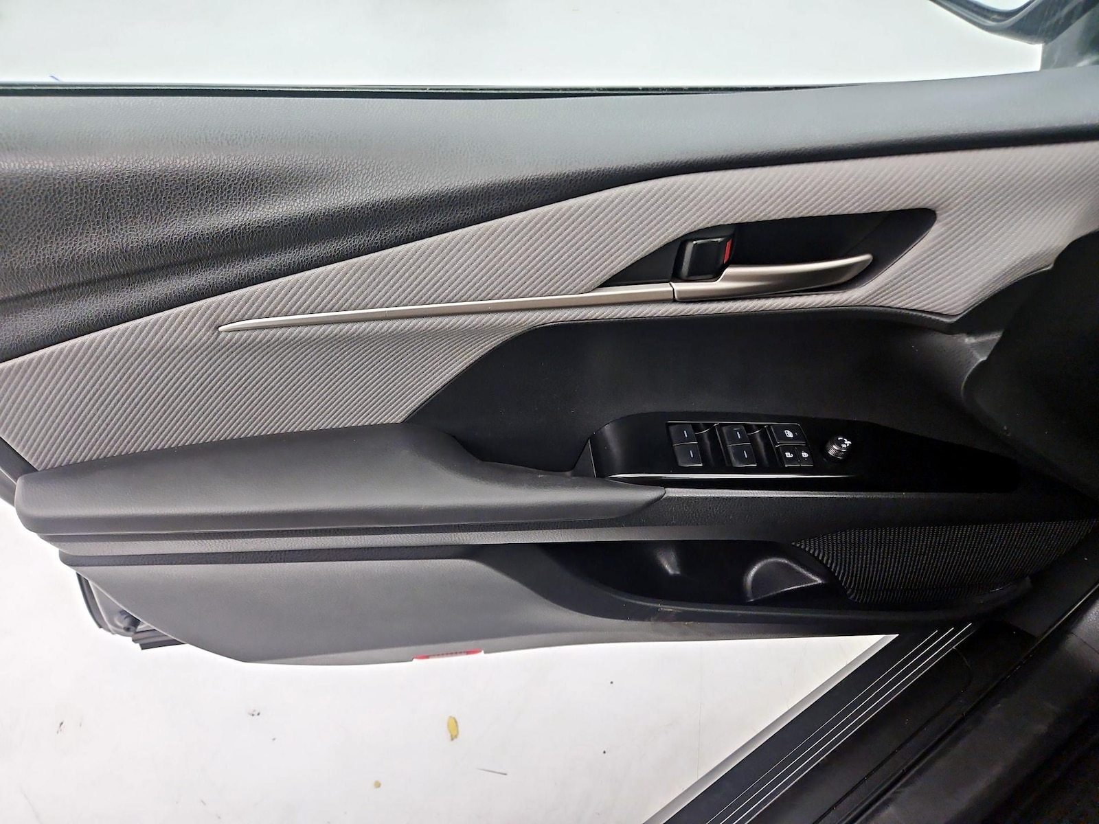 2025 Toyota Camry SE - Photo 13