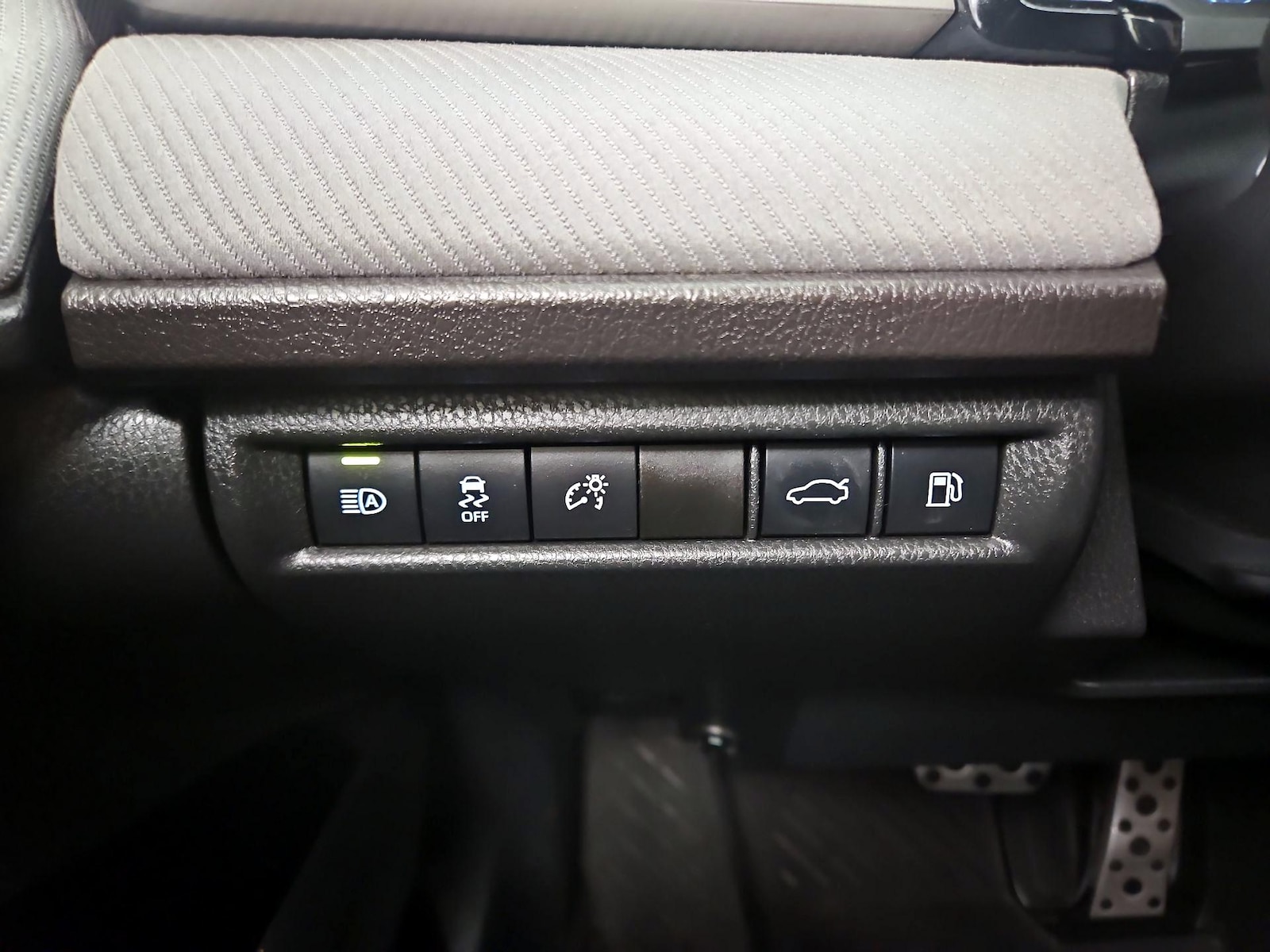 2025 Toyota Camry SE - Photo 14