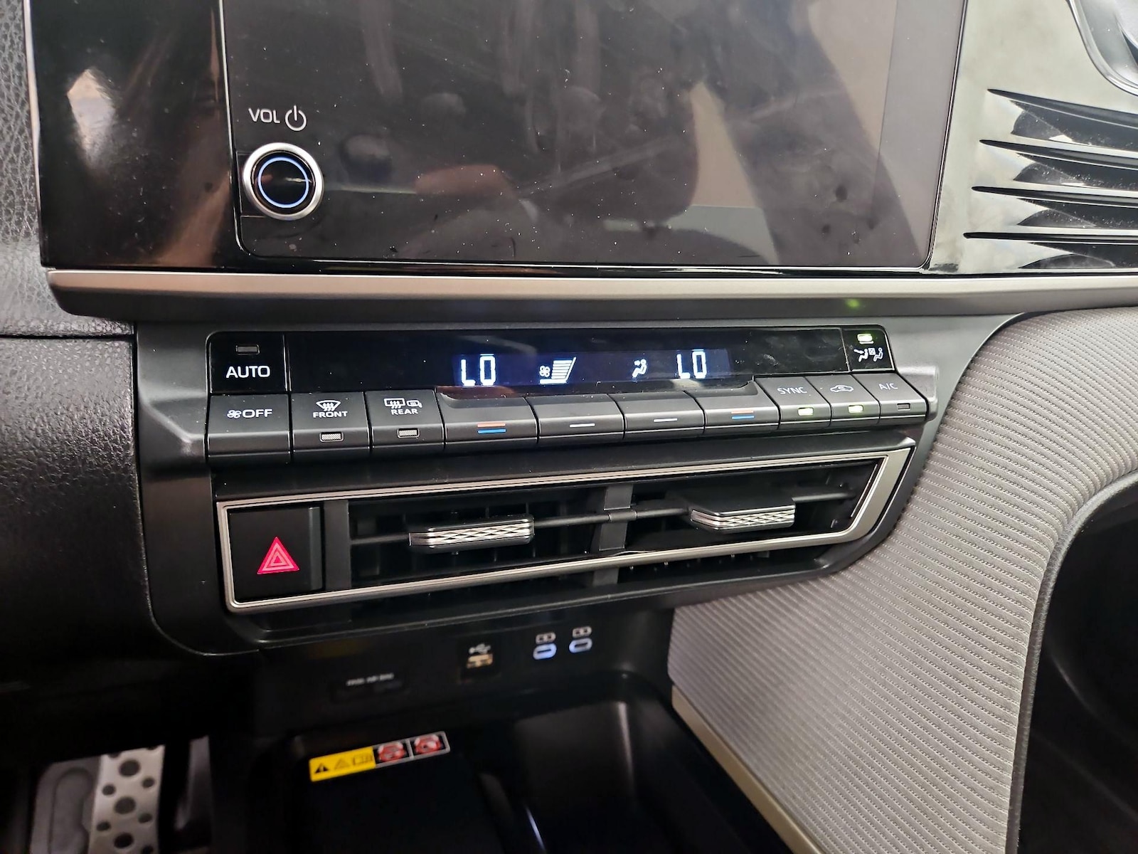 2025 Toyota Camry SE - Photo 17