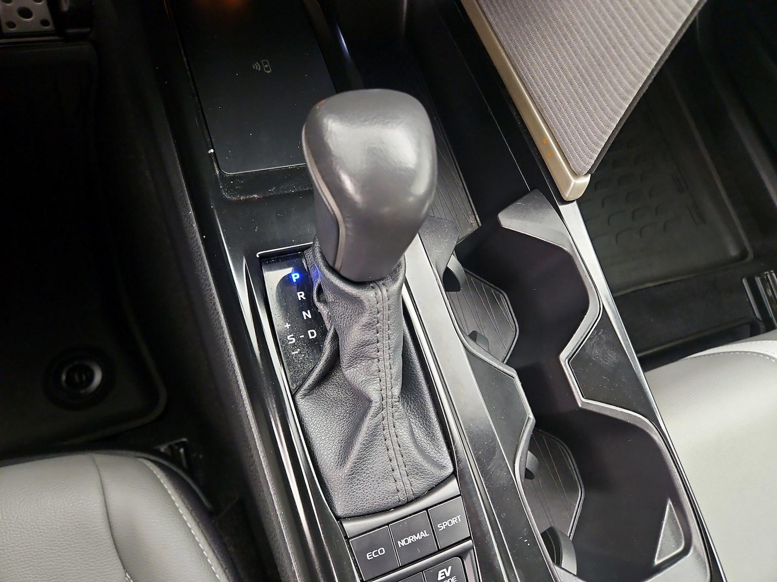 2025 Toyota Camry SE - Photo 18