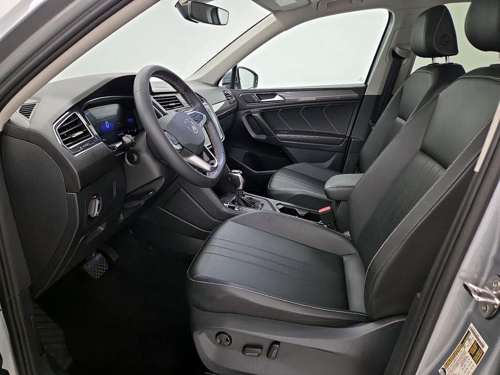 2023 Volkswagen Tiguan SE - Photo 12
