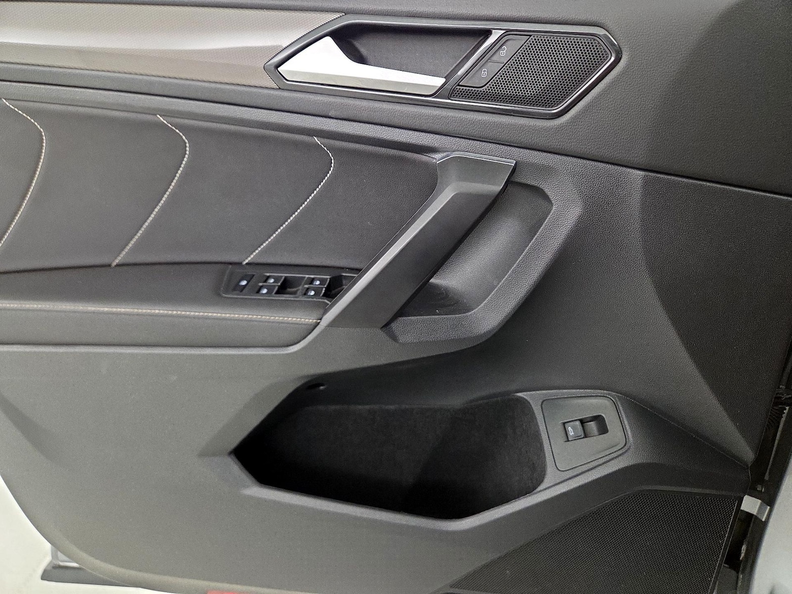 2023 Volkswagen Tiguan SE - Photo 13