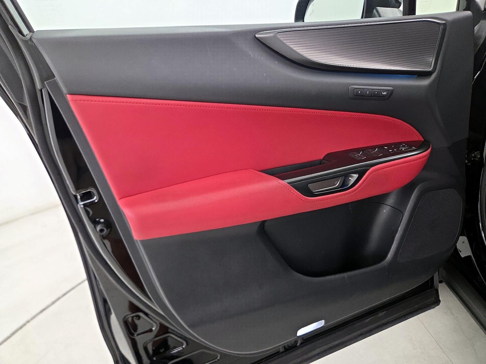 2024 Lexus NX PHEV 450h+ - Photo 13