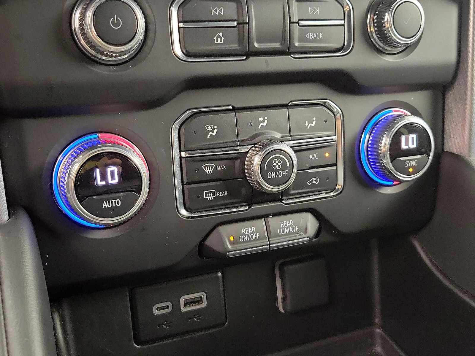 2024 GMC Yukon SLE - Photo 18